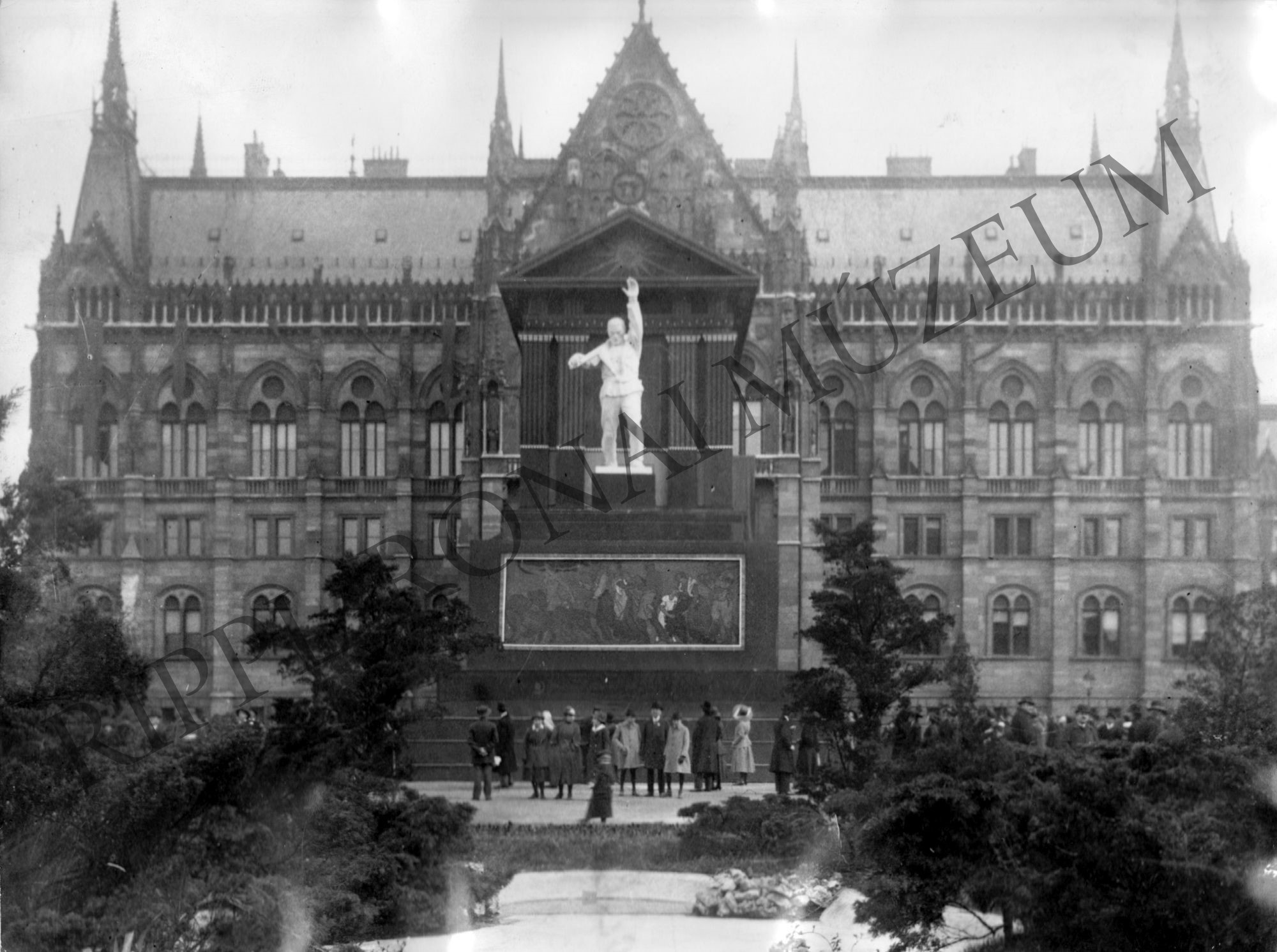 A Parlament ünnepi díszben 1919. május 1-jén (Rippl-Rónai Múzeum CC BY-NC-SA)
