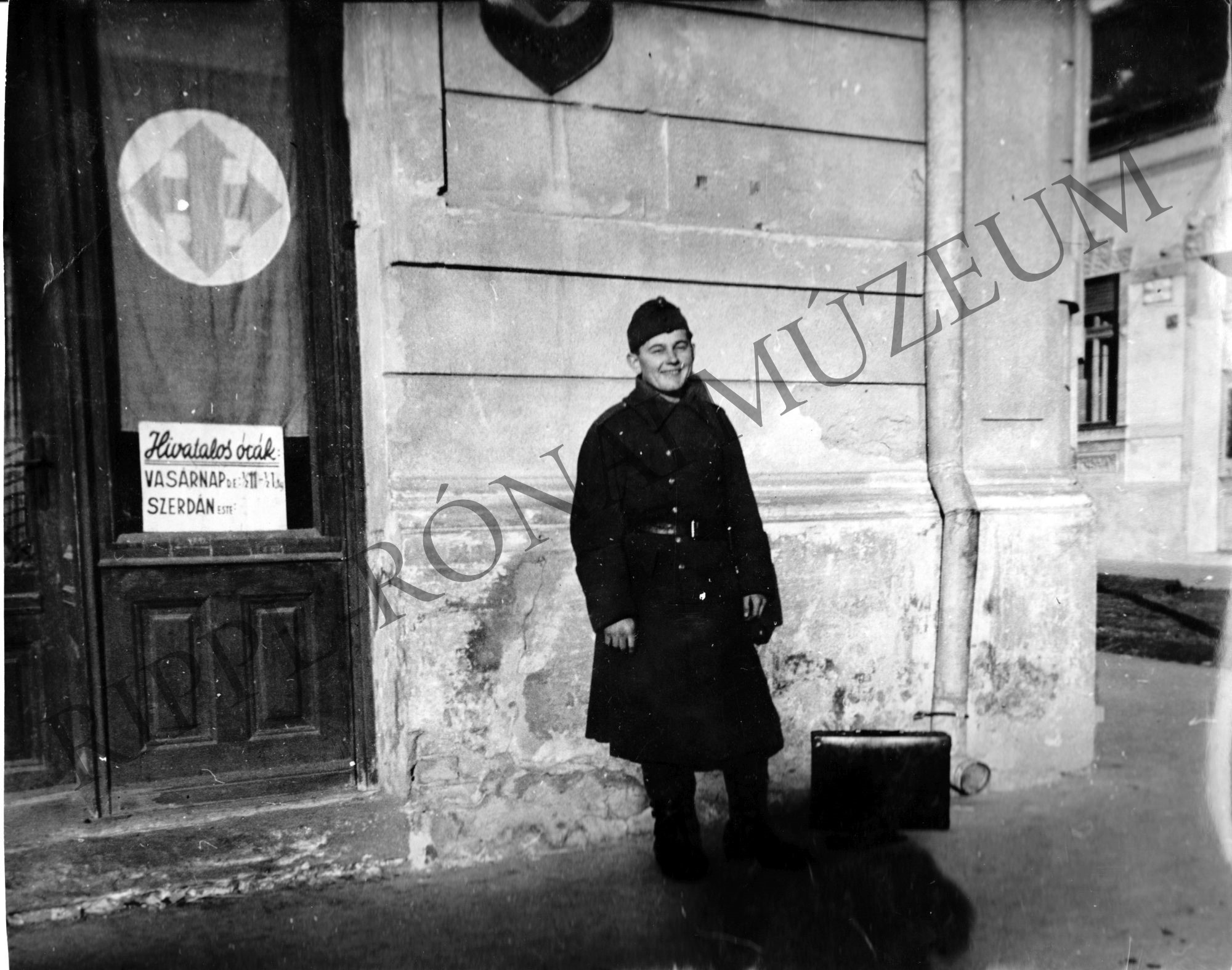 A Petőfi és a Honvéd utca sarkán lévő járási nyilas párthelyiség 1944. tavaszán (Rippl-Rónai Múzeum CC BY-NC-SA)