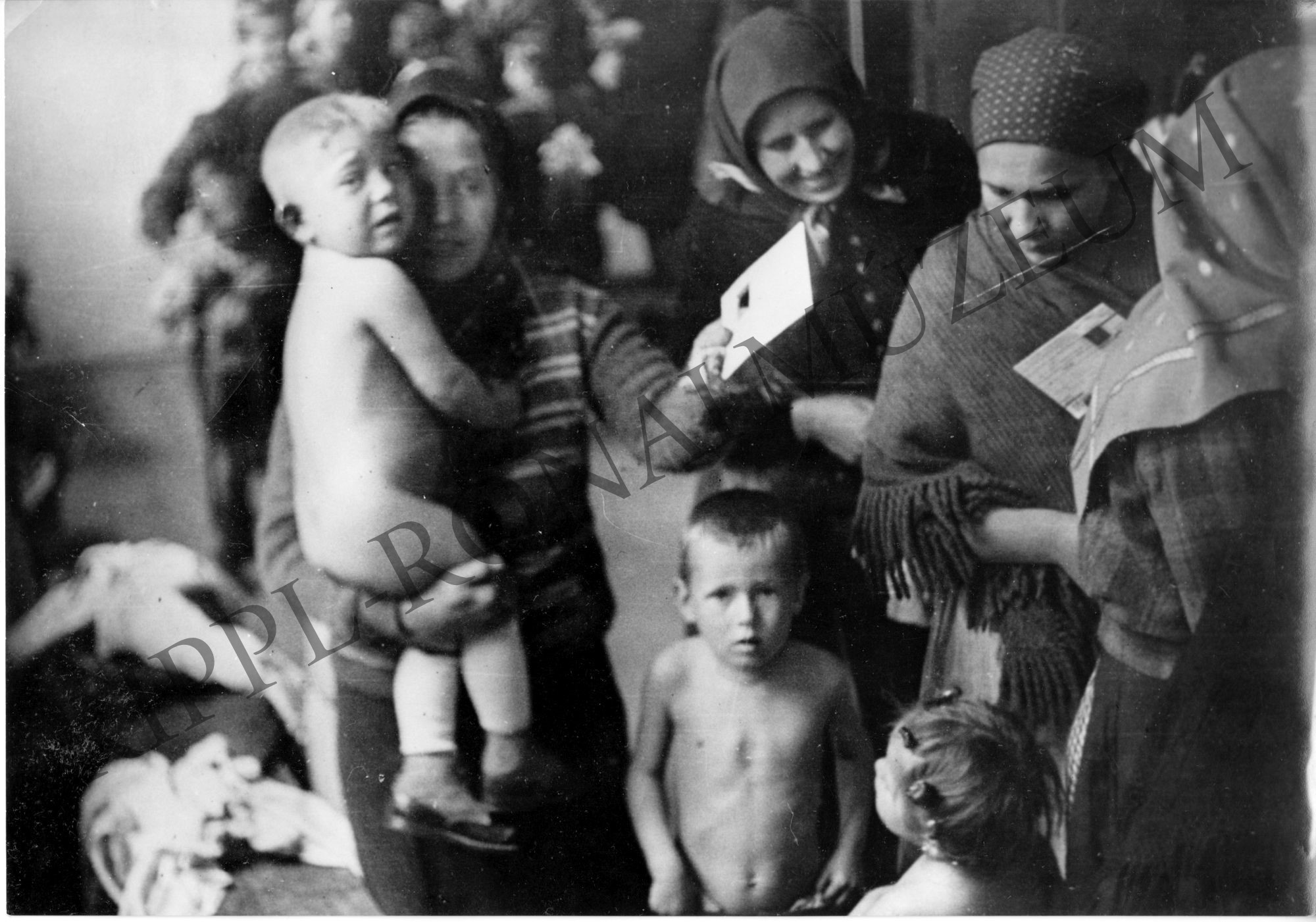 A pilisszentivániak várják a falujáró orvosokat. 1946. (Rippl-Rónai Múzeum CC BY-NC-SA)