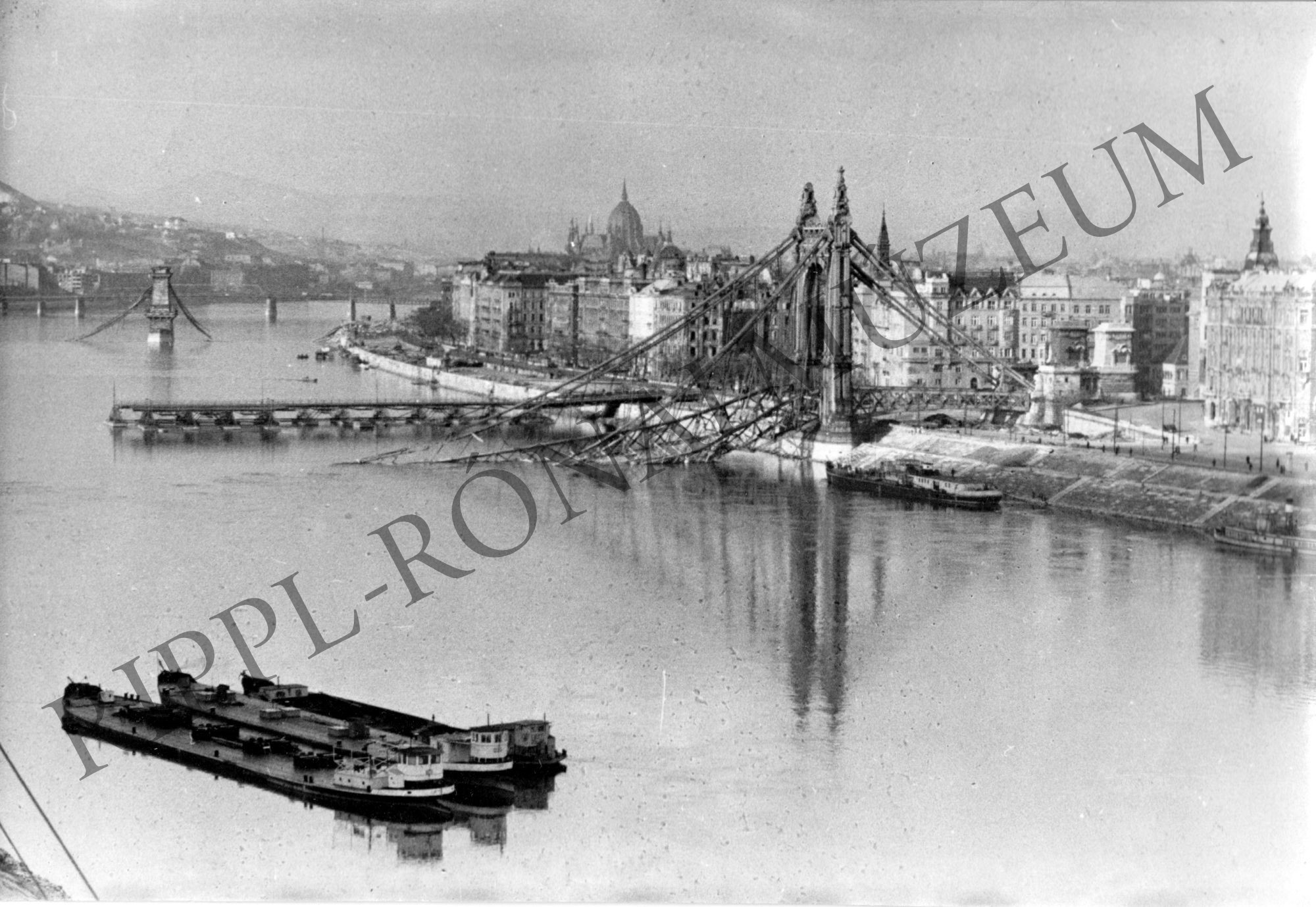 A rombadőlt Szabadság híd. 1945. (Rippl-Rónai Múzeum CC BY-NC-SA)