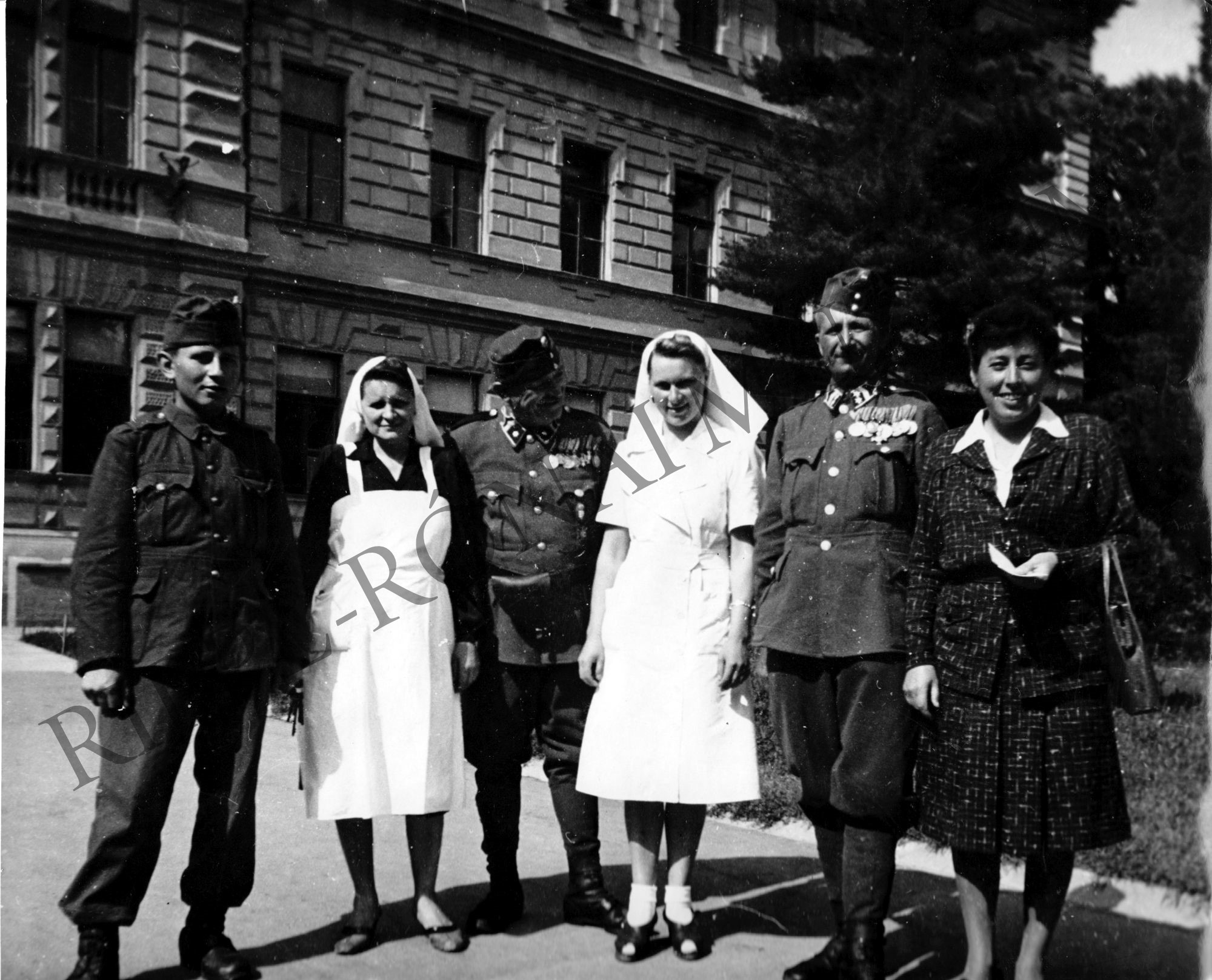 A Somssich (ma Táncsics) gimnázium udvarán 1944 tavaszán hadikórház volt (Rippl-Rónai Múzeum CC BY-NC-SA)