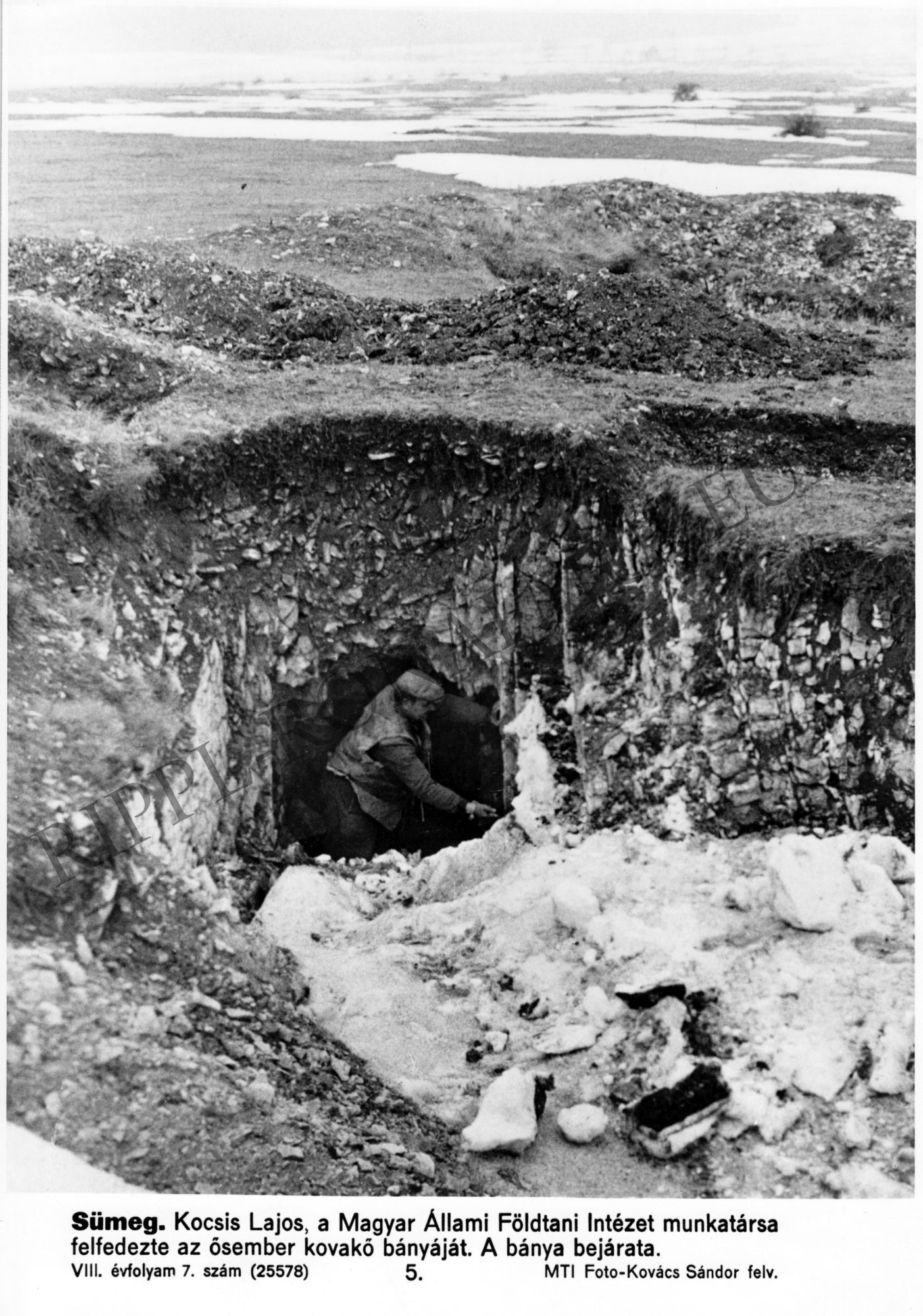 A sümegi ősi kovakő-bánya bejárata (Rippl-Rónai Múzeum CC BY-NC-SA)