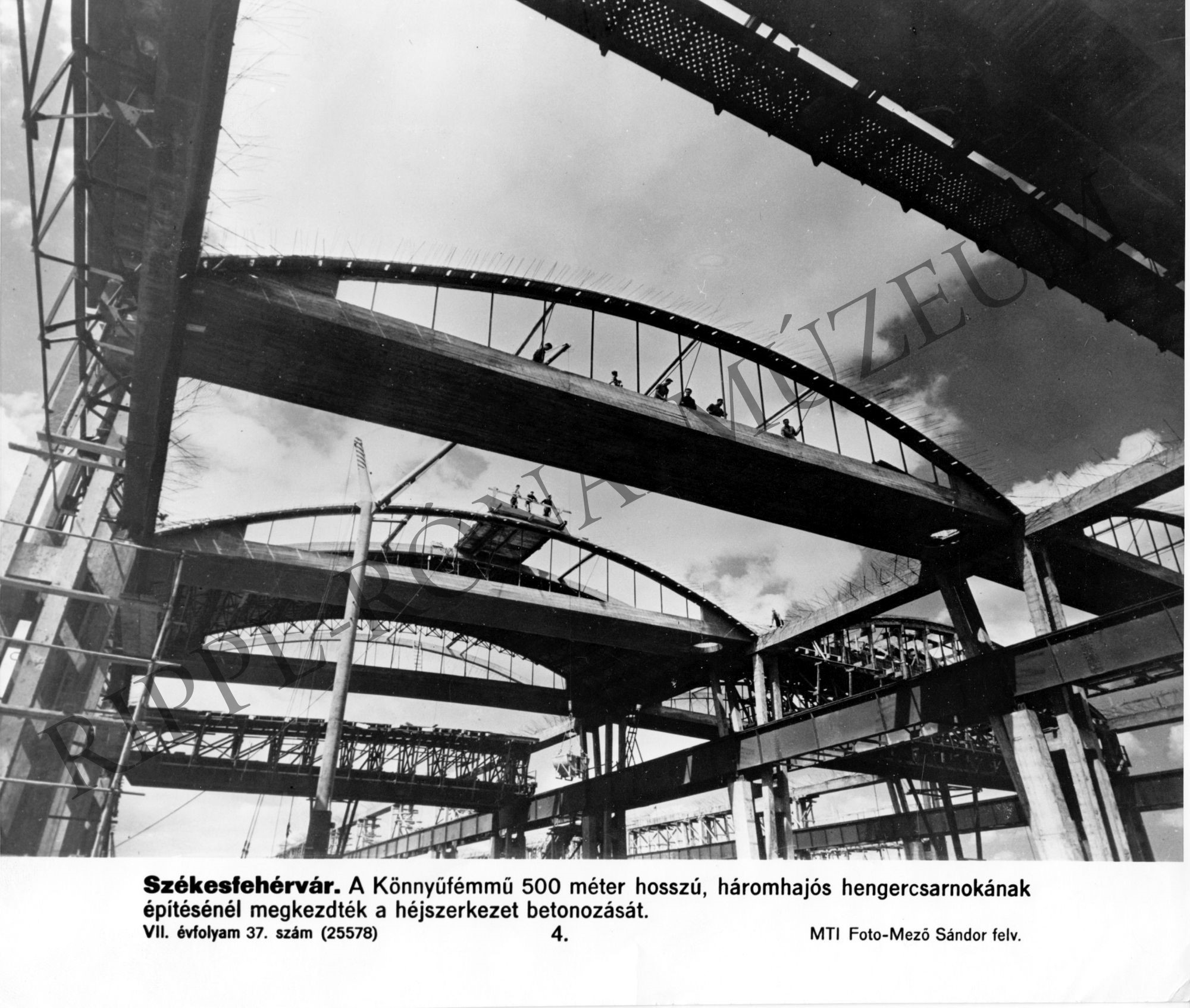A székesfehérvári Könnyűfémmű hengercsarnokának építése (Rippl-Rónai Múzeum CC BY-NC-SA)