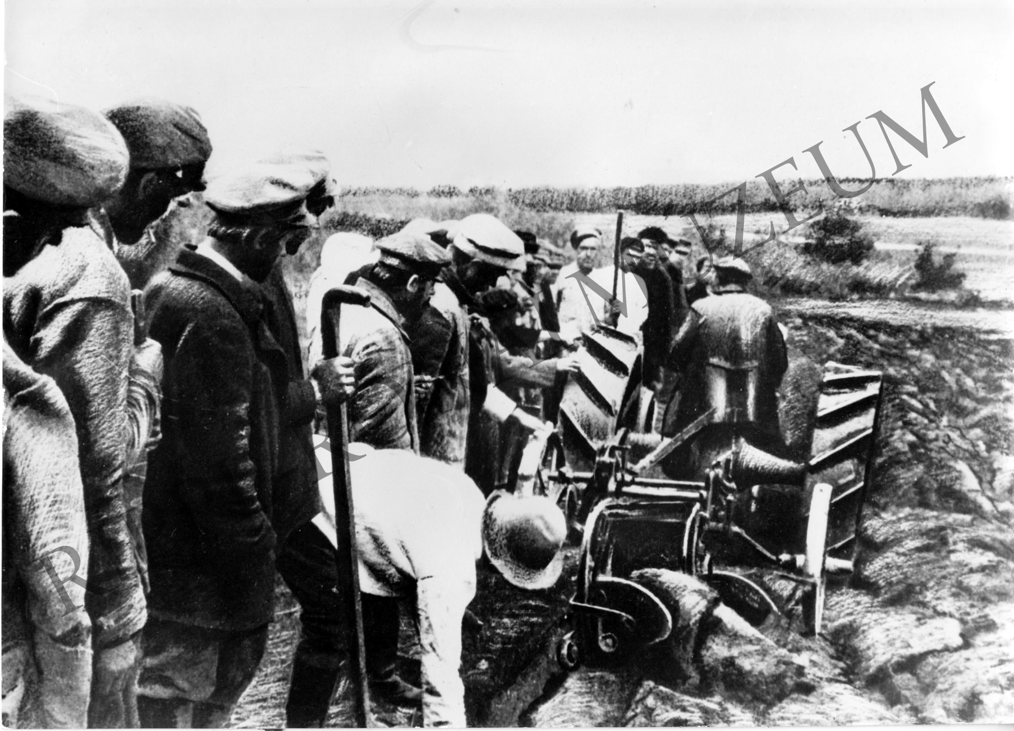 A szmolenszki területen lévő Larino falu parasztjai az első traktorral (Rippl-Rónai Múzeum CC BY-NC-SA)