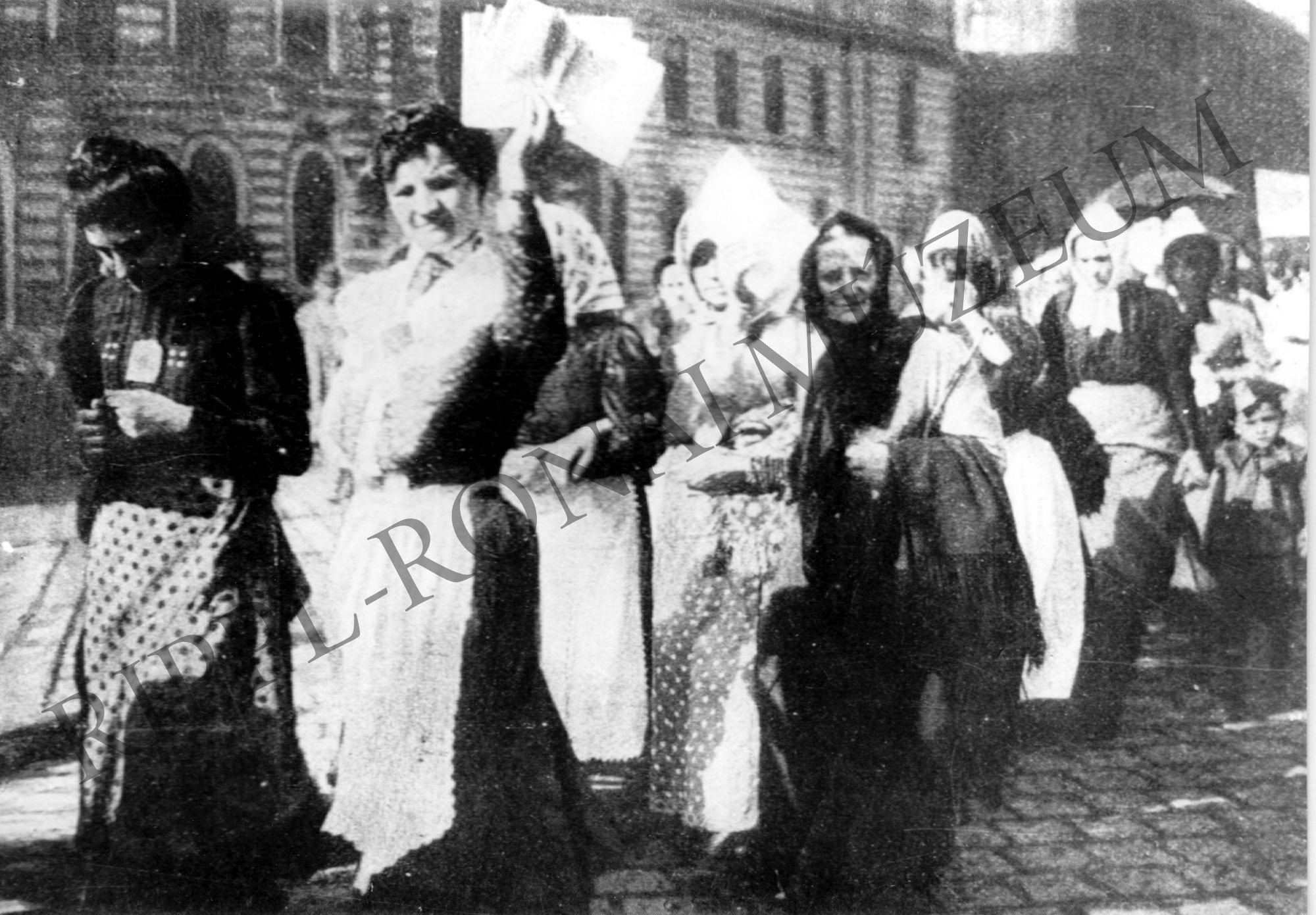 A szocialisták 1907. október 10-i felvonulása. "Szavazati jogot a nőknek!" (Rippl-Rónai Múzeum CC BY-NC-SA)
