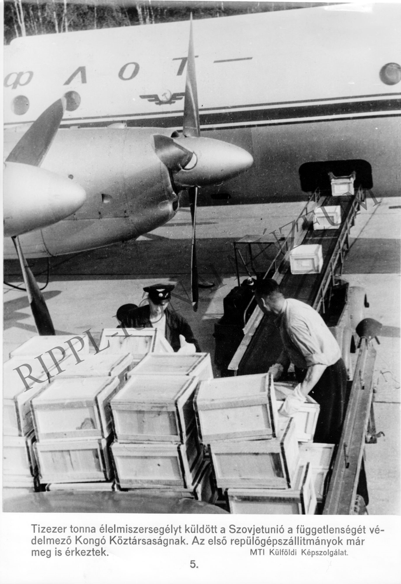 A szovjet élelmiszersegély repülőgépen érkezik a Kongói Köztársaságnak (Rippl-Rónai Múzeum CC BY-NC-SA)