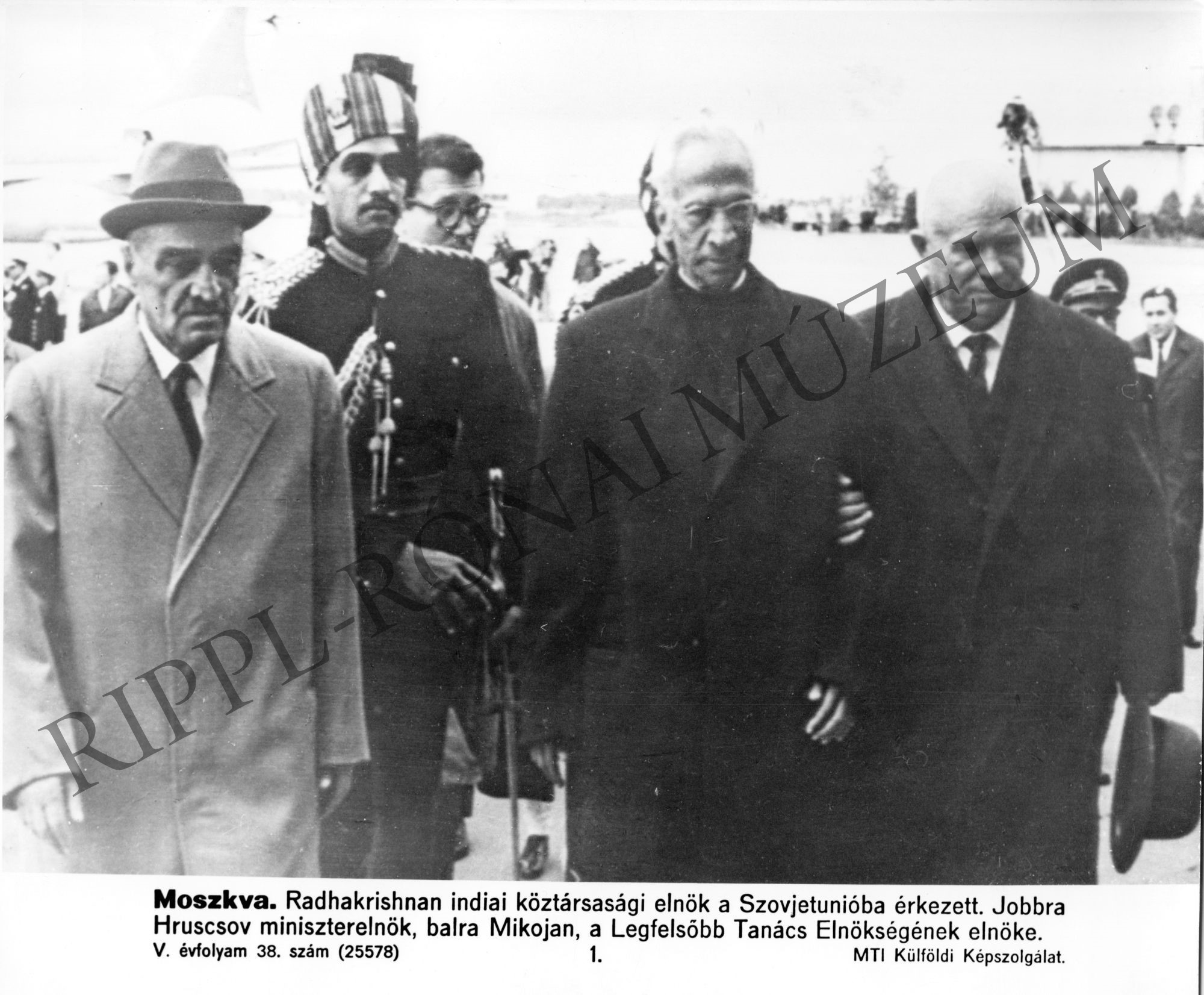 A Szovjetunióba érkezett Radhakrishnan indiai köztársasági elnök. Jobbra Hruscsov szovjet miniszterelnök, balra Mikojan, a Legfelsőbb Tanács Elnökségének elnöke (Rippl-Rónai Múzeum CC BY-NC-SA)