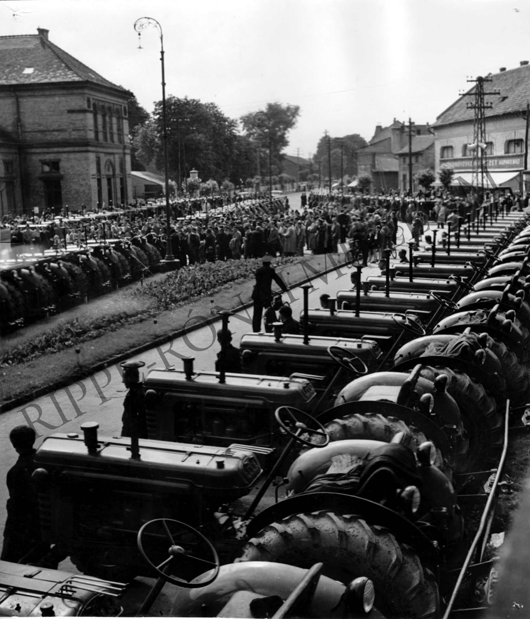 A Szovjetunióból kapott traktorok felsorakozása a kaposvári vasútállomás előtt. (Rippl-Rónai Múzeum CC BY-NC-SA)