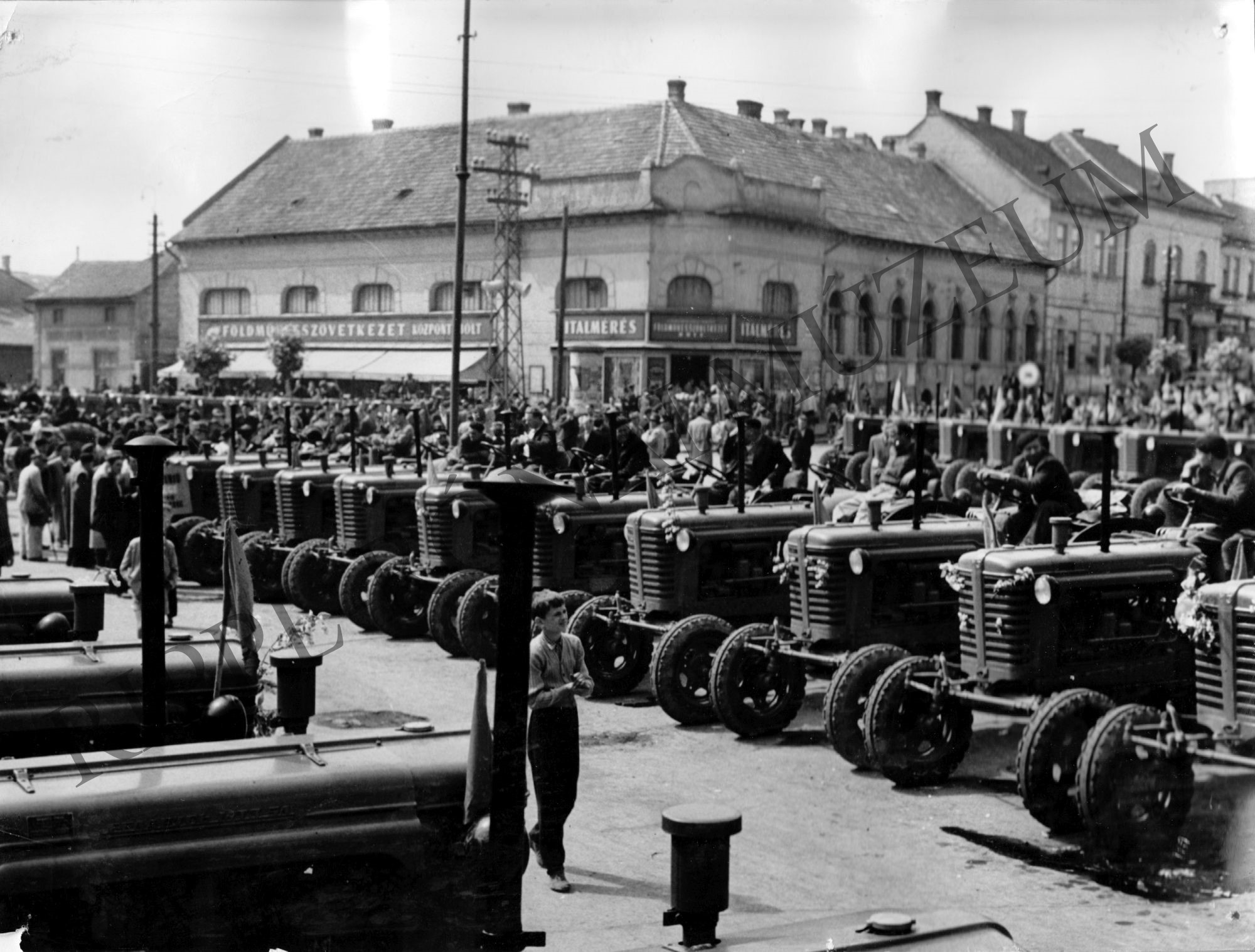 A Szovjetunióból kapott traktorok felsorakozása a kaposvári vasútállomás előtt. (Rippl-Rónai Múzeum CC BY-NC-SA)