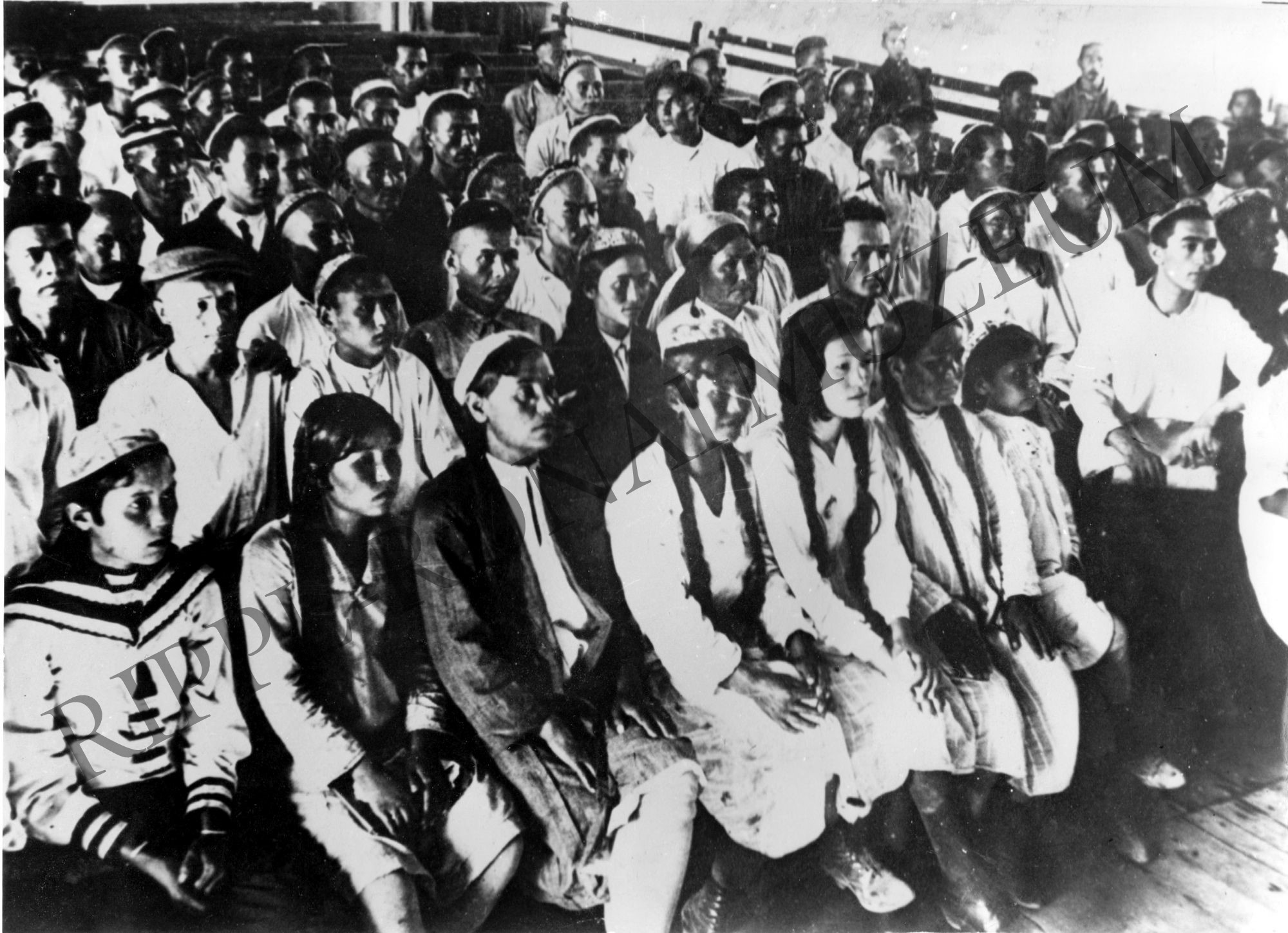 A Tadzsik Szocialista Köztársaságban végzett első főiskolások (Rippl-Rónai Múzeum CC BY-NC-SA)