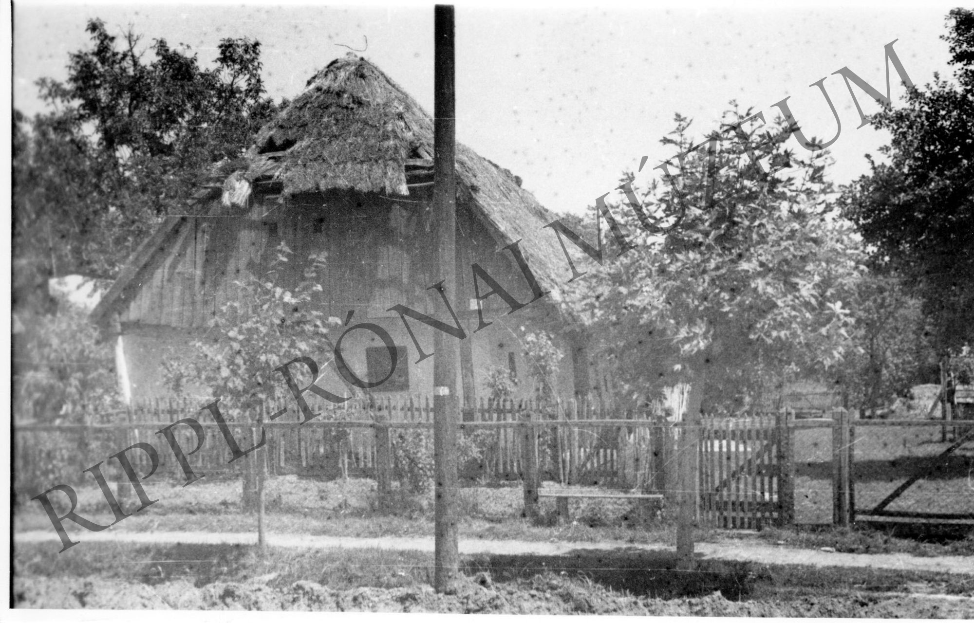 A templom melletti ötödik ház Felsősegesden - az oromzat (Rippl-Rónai Múzeum CC BY-NC-SA)