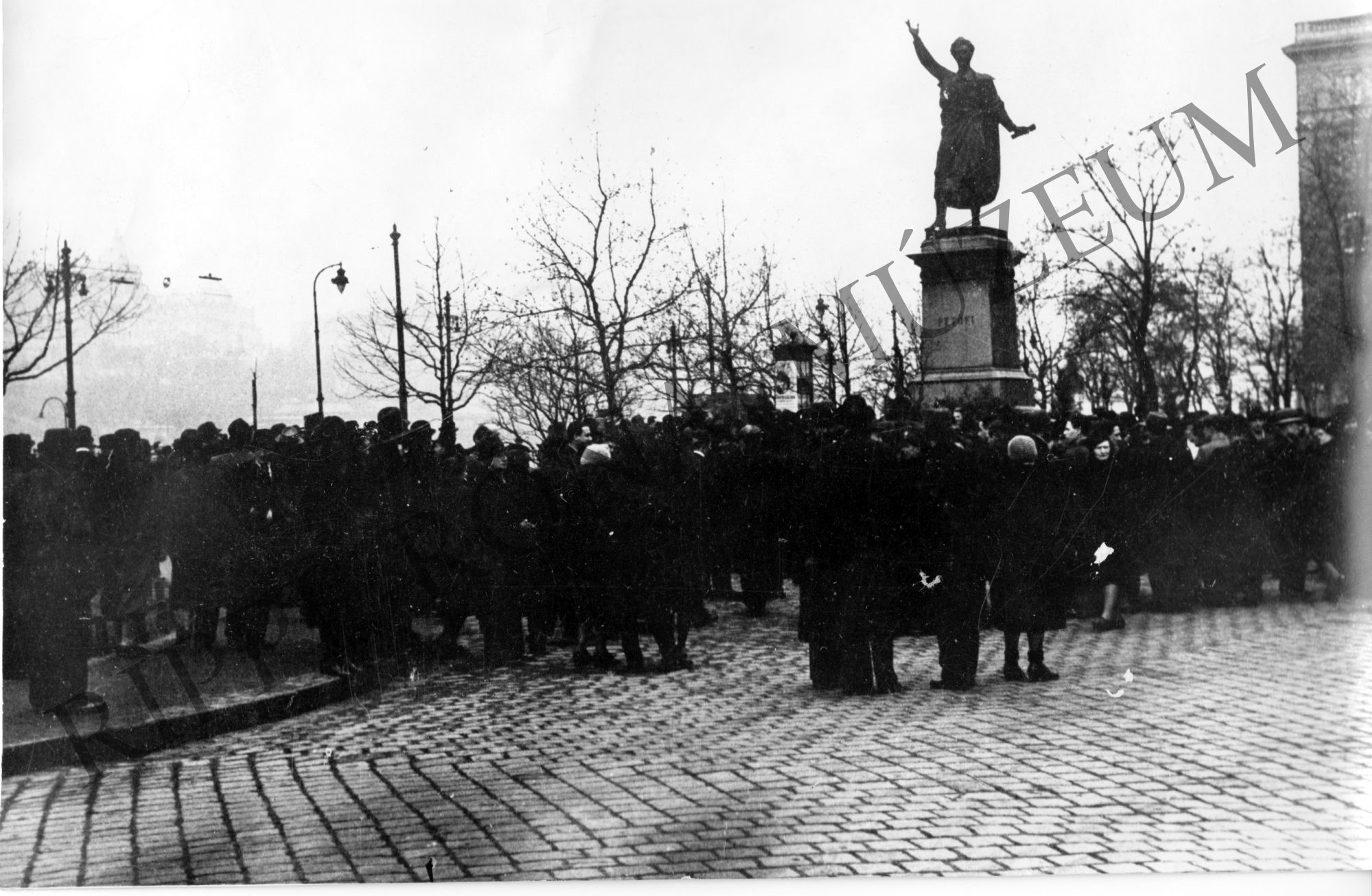 A Történelmi Emlékbizottság által előkészített tüntetés 1942. március 15-én a Petőfi-szobornál (Rippl-Rónai Múzeum CC BY-NC-SA)