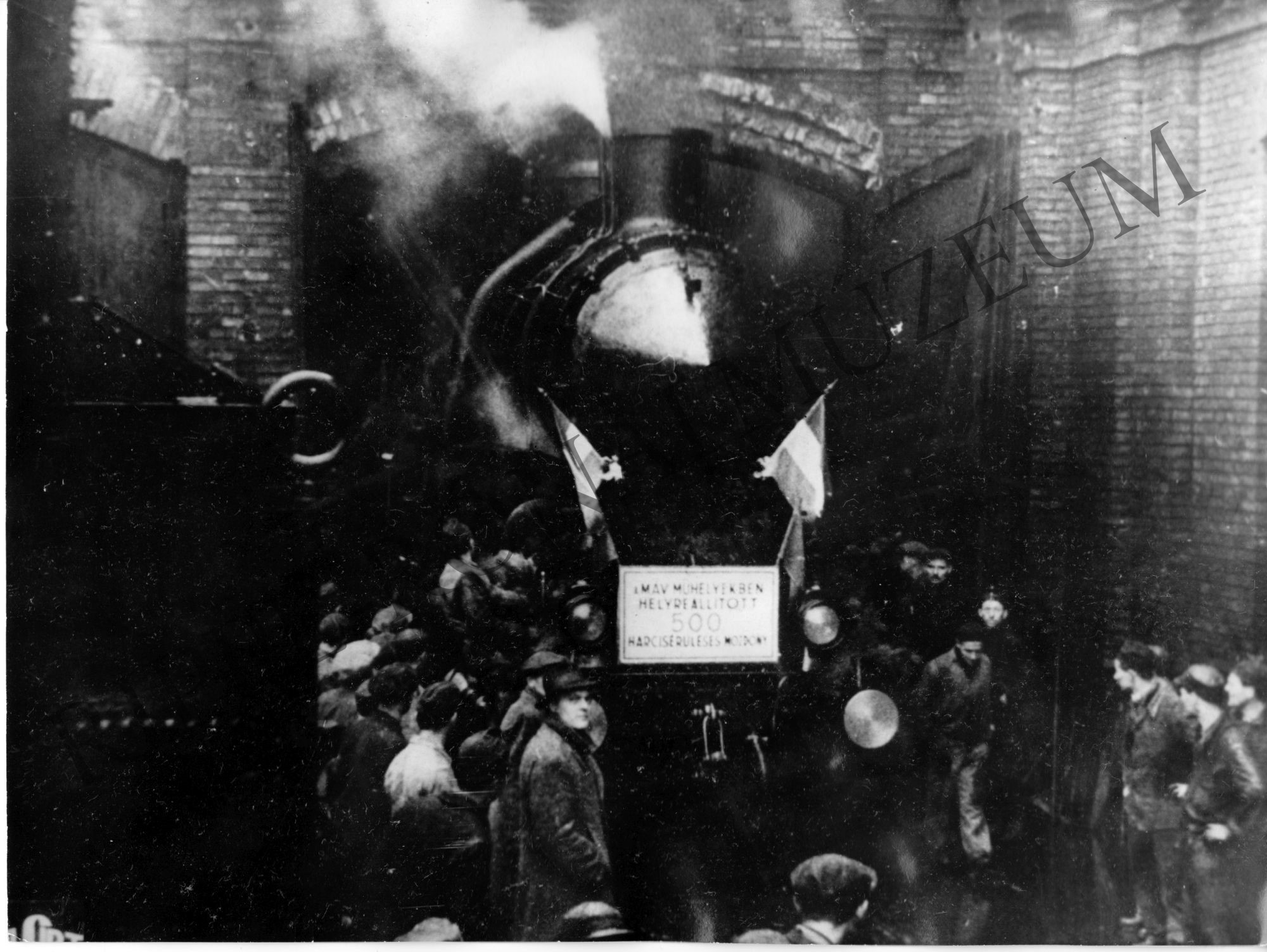 A Vasúti műhely munkásai elkészülekt a 500. mozdony helyreállításával. 1945. nov. 14. (Rippl-Rónai Múzeum CC BY-NC-SA)