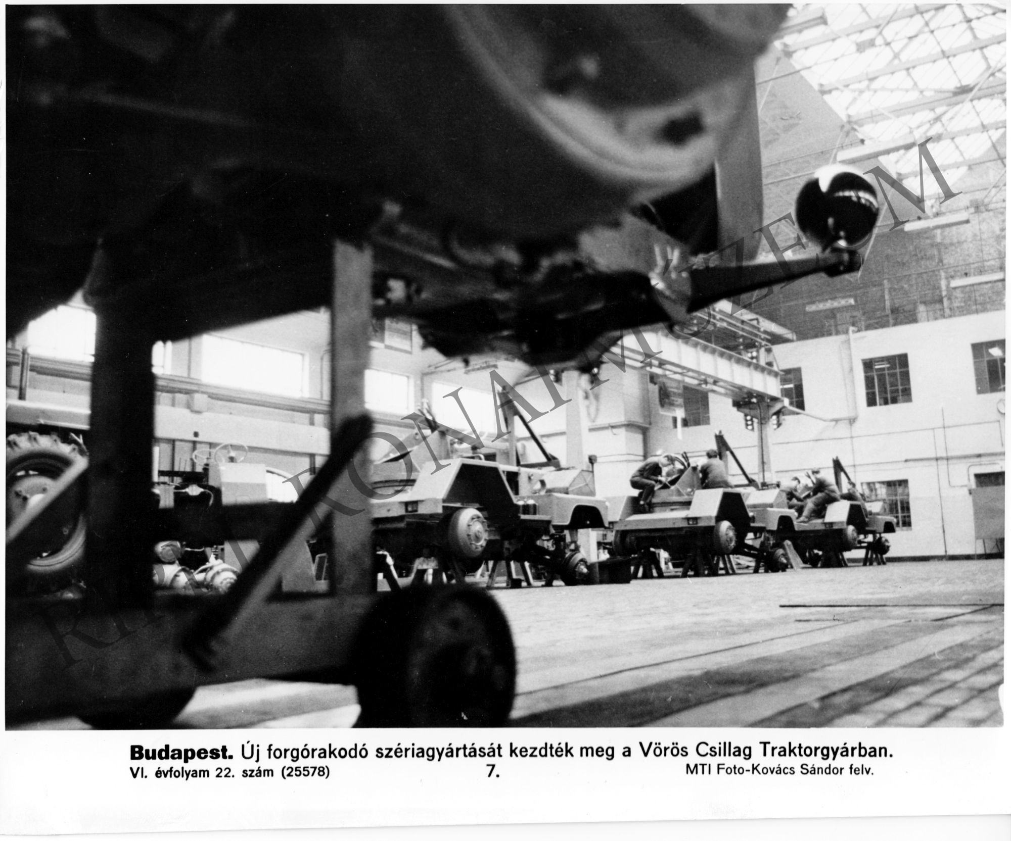 A Vörös Csillag Traktorgyárban új forgórakódó szériagyártását kezdték meg (Rippl-Rónai Múzeum CC BY-NC-SA)