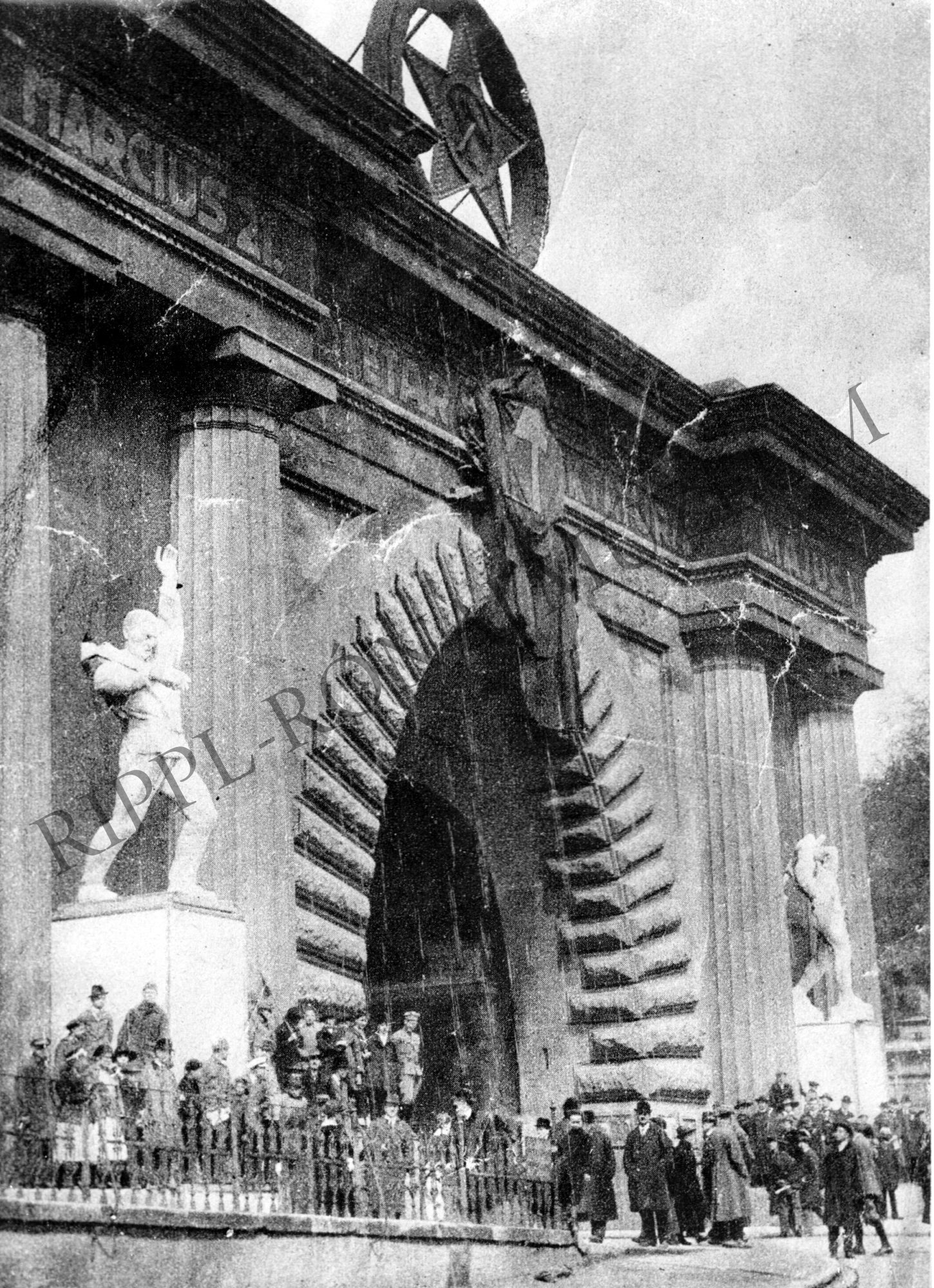 A Vörös katona szobra a Lánchíd bejáratánál (Rippl-Rónai Múzeum CC BY-NC-SA)