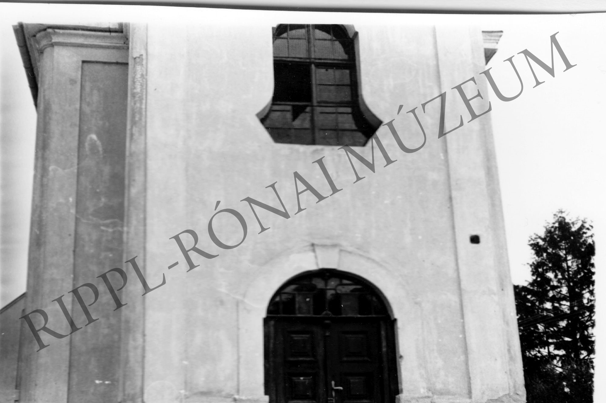 A zamárdi katolikus templom harang-alakú ablakai (Rippl-Rónai Múzeum CC BY-NC-SA)