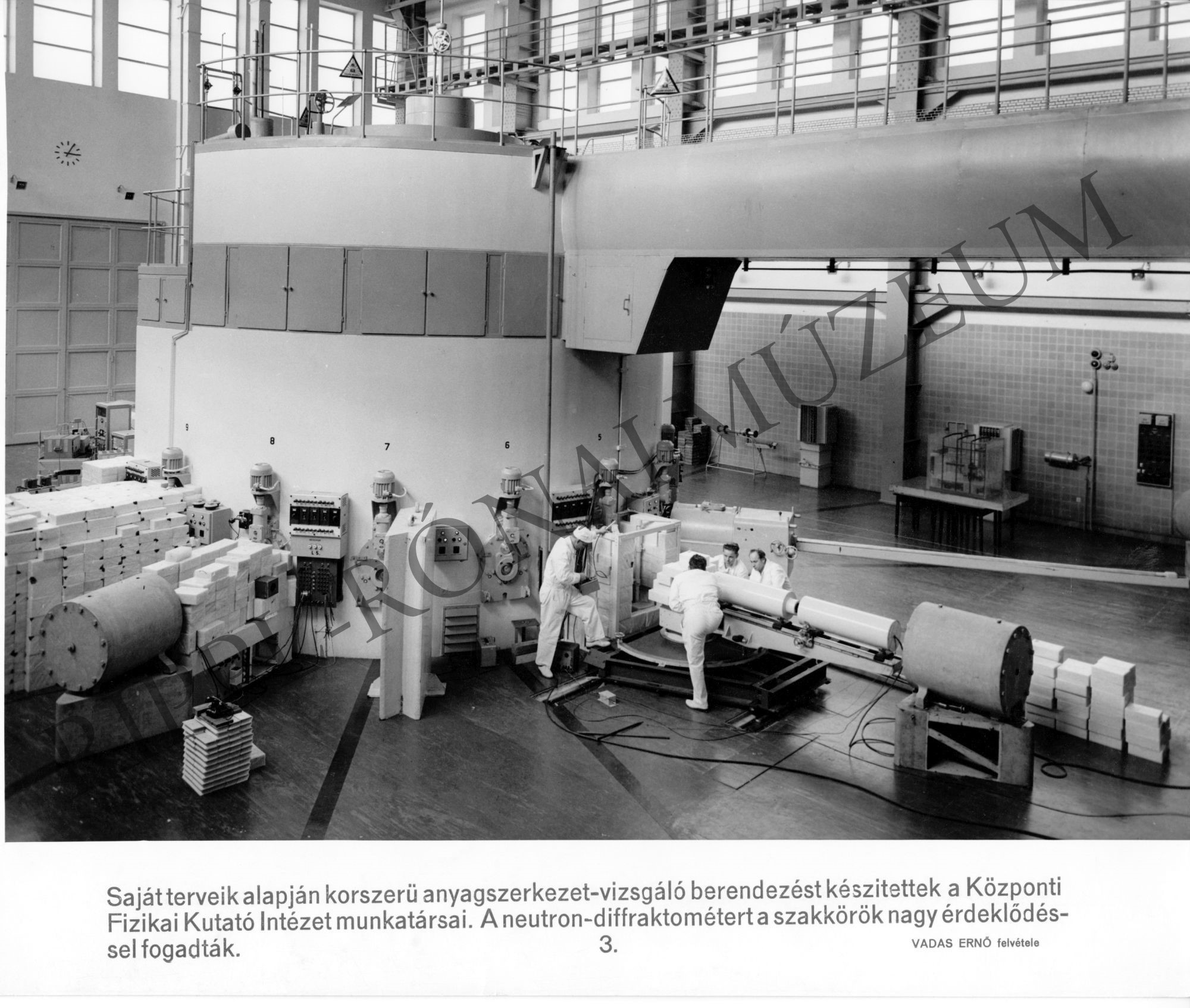 Anyagszerkezet-vizsgáló berendezést készítettek a Központi Fizikai Kutató Intézet munkatársai (Rippl-Rónai Múzeum CC BY-NC-SA)