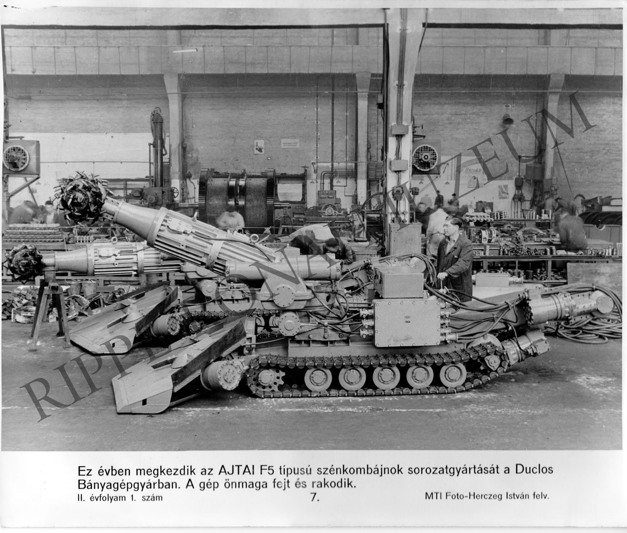 Az AJTAI F5 típusú szénkombájnok gyártása a Duclos Bányagépgyárban (Rippl-Rónai Múzeum CC BY-NC-SA)