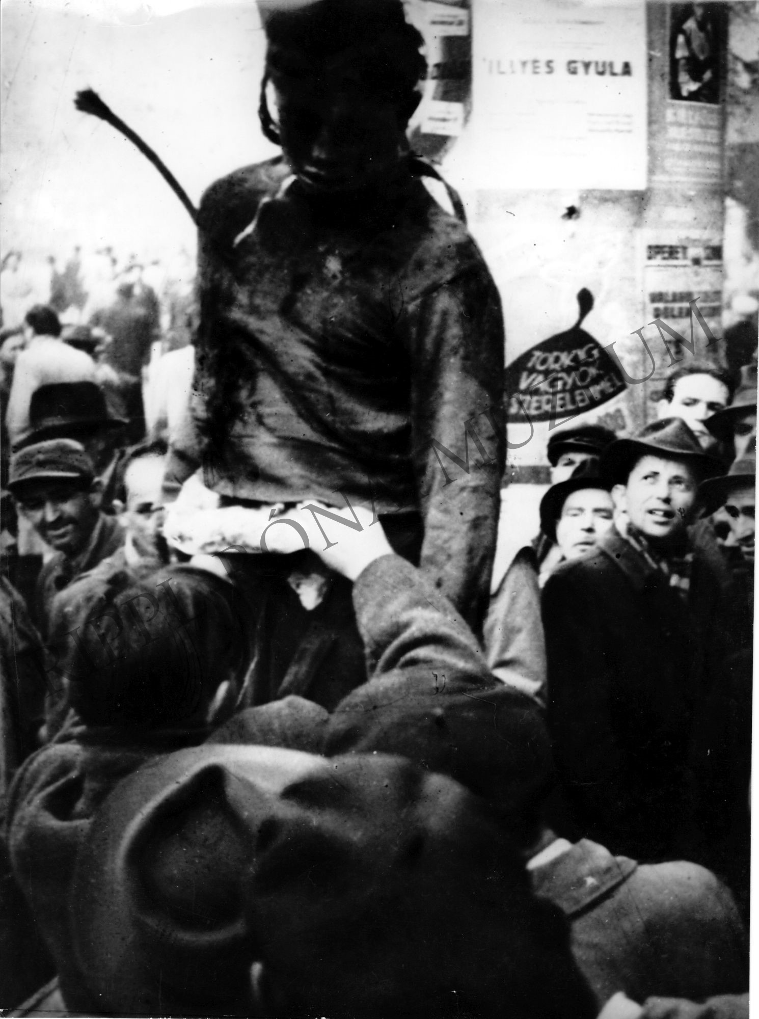 Az Aradi utca sarkán meglincselt Tóth Ferenc ÁVH-százados. 1956. október (Rippl-Rónai Múzeum CC BY-NC-SA)