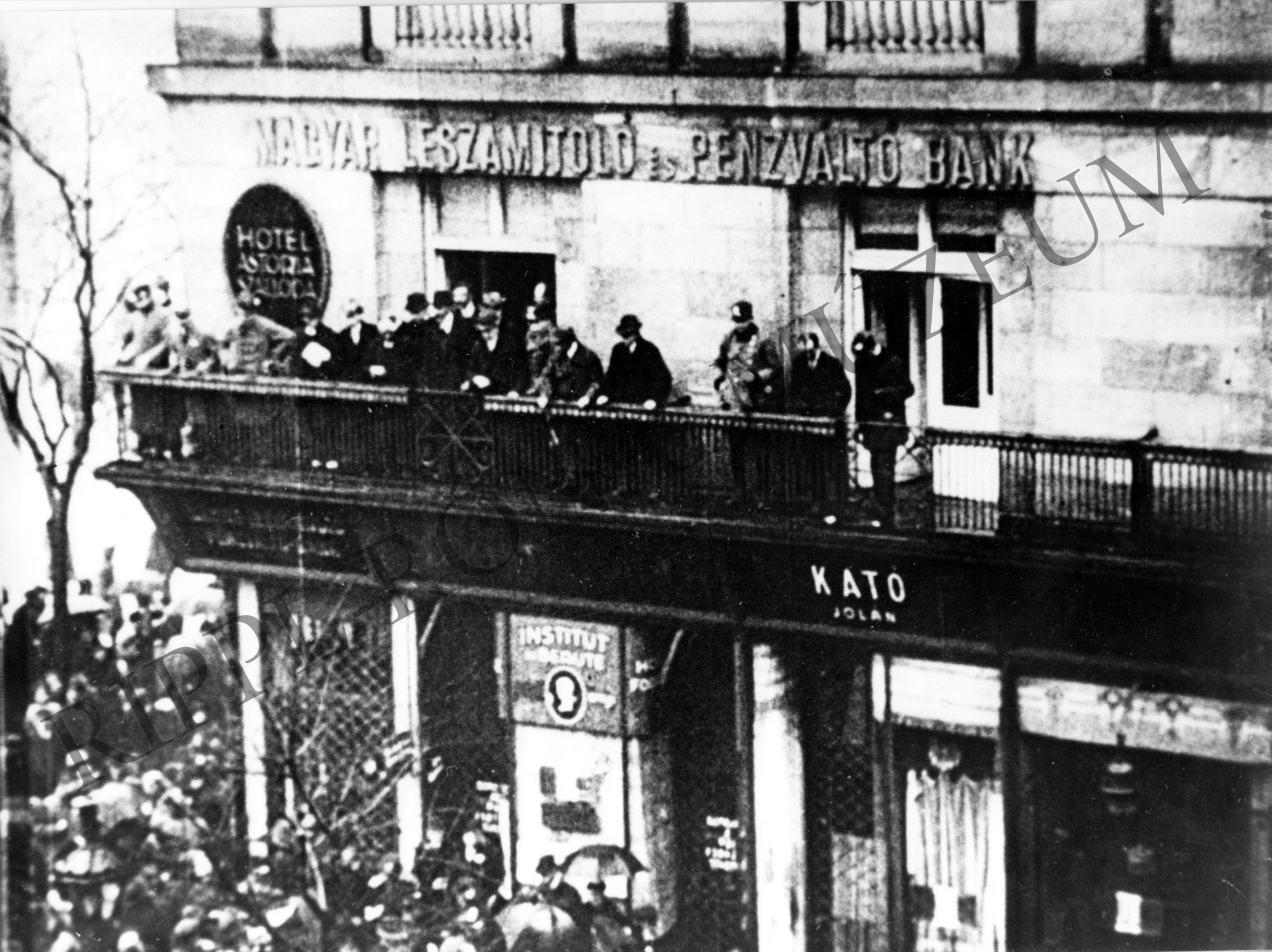Az Astoria Szálló erkélye az őszirózsás forradalom győzelme napján (Rippl-Rónai Múzeum CC BY-NC-SA)