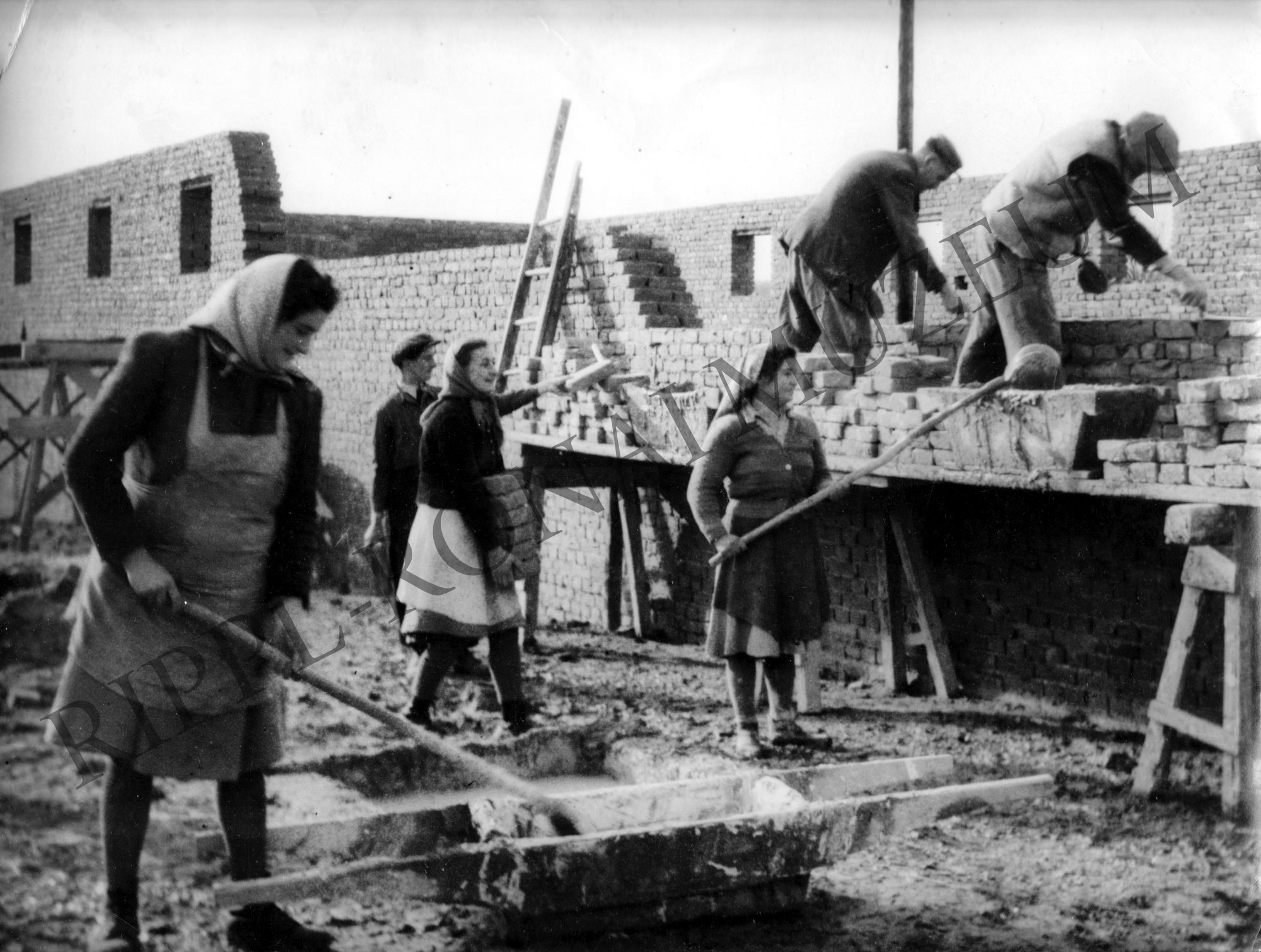Az aszalói tsz. istállójának építése (Rippl-Rónai Múzeum CC BY-NC-SA)