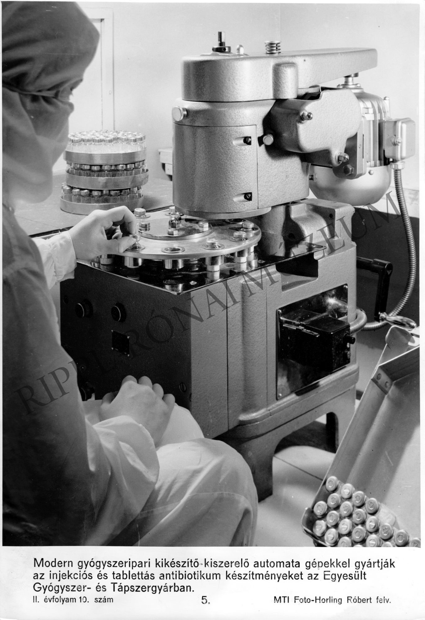 Az Egyesült Gyógyszer- és Tápszergyár automata gépe (Rippl-Rónai Múzeum CC BY-NC-SA)