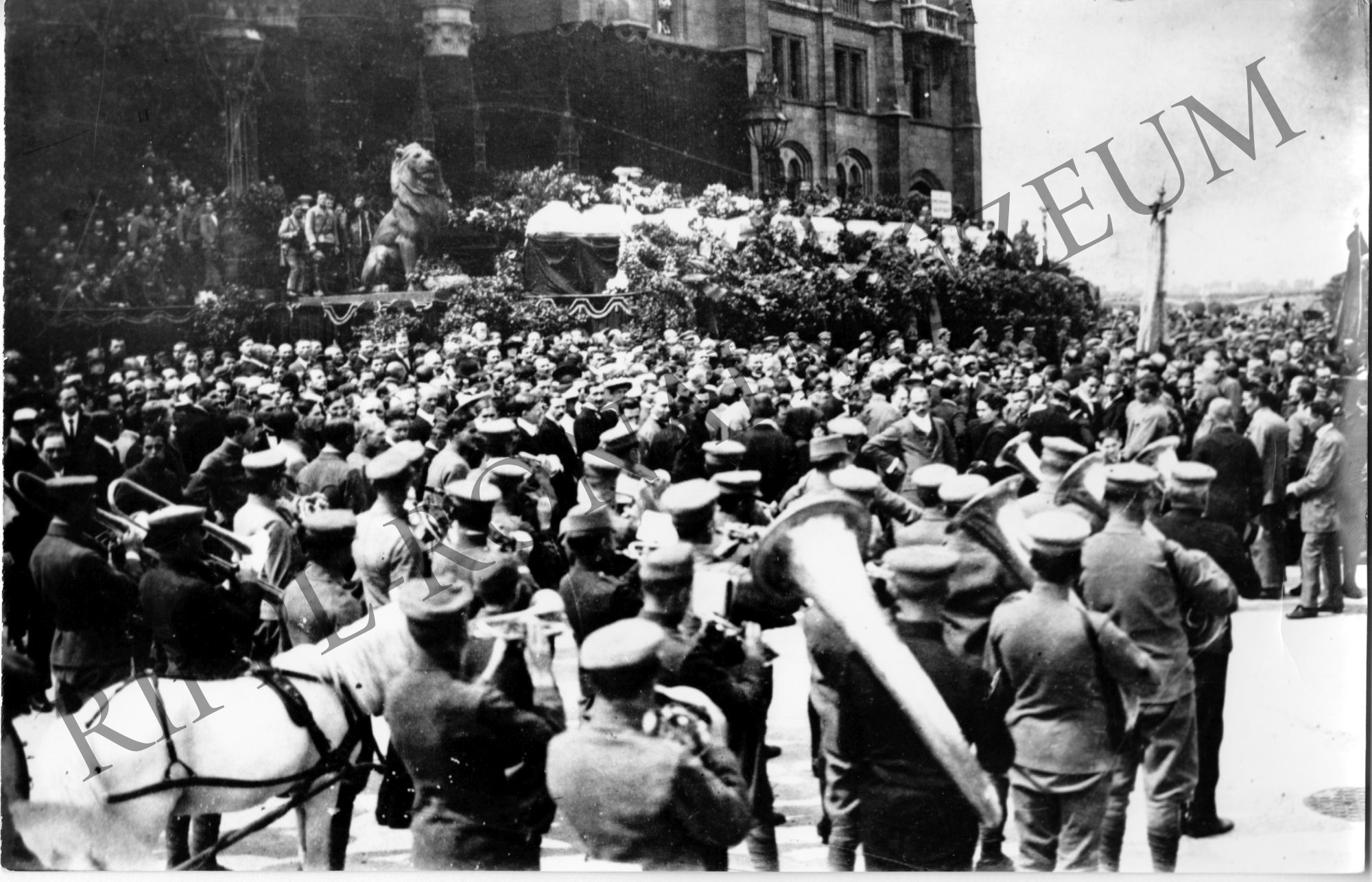 Az ellenforadalmi felkelés áldozatainak temetése. 1919. (Rippl-Rónai Múzeum CC BY-NC-SA)