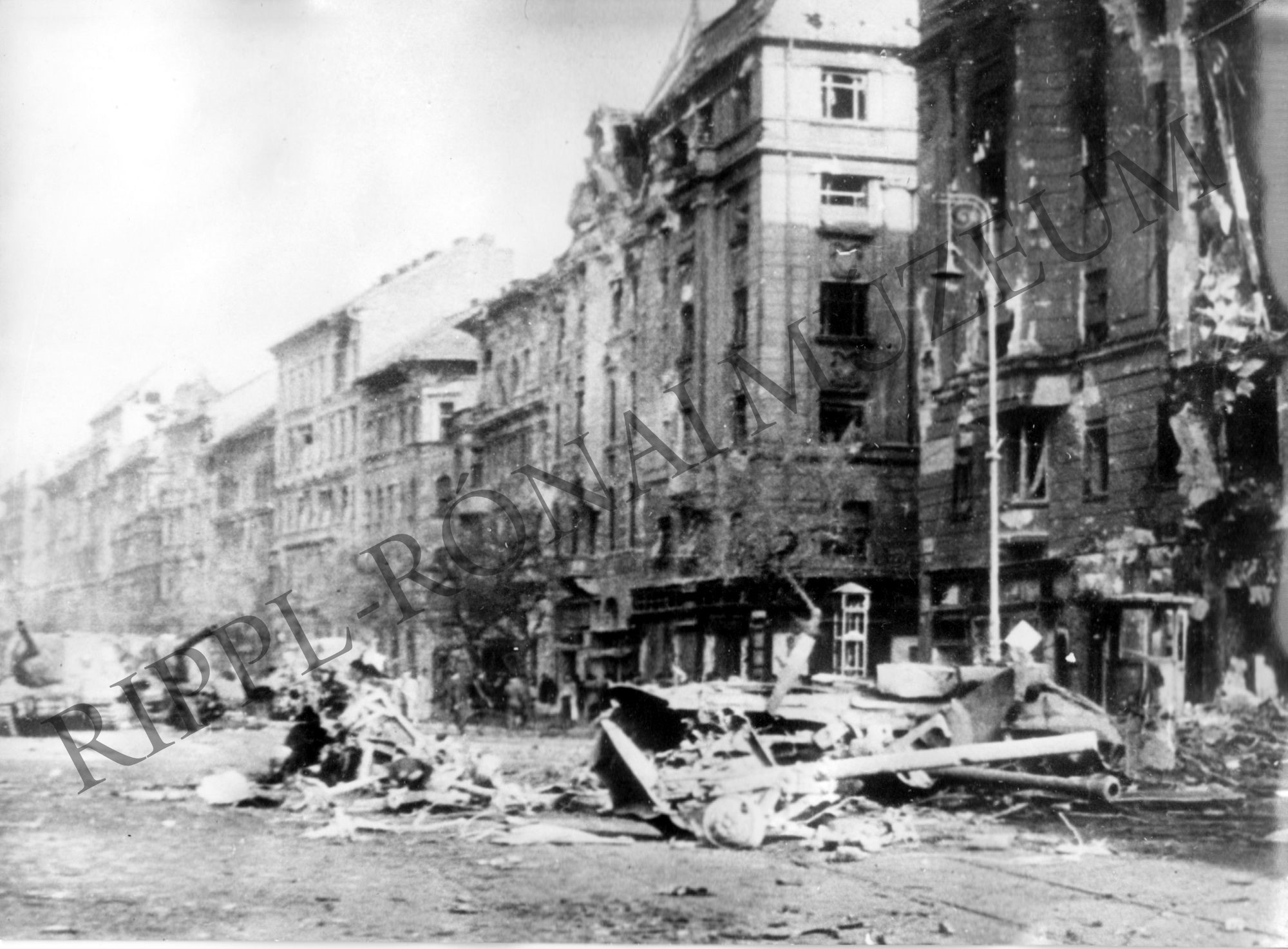 Az "ellenforradalom" pusztítása a pesti utcán (Rippl-Rónai Múzeum CC BY-NC-SA)