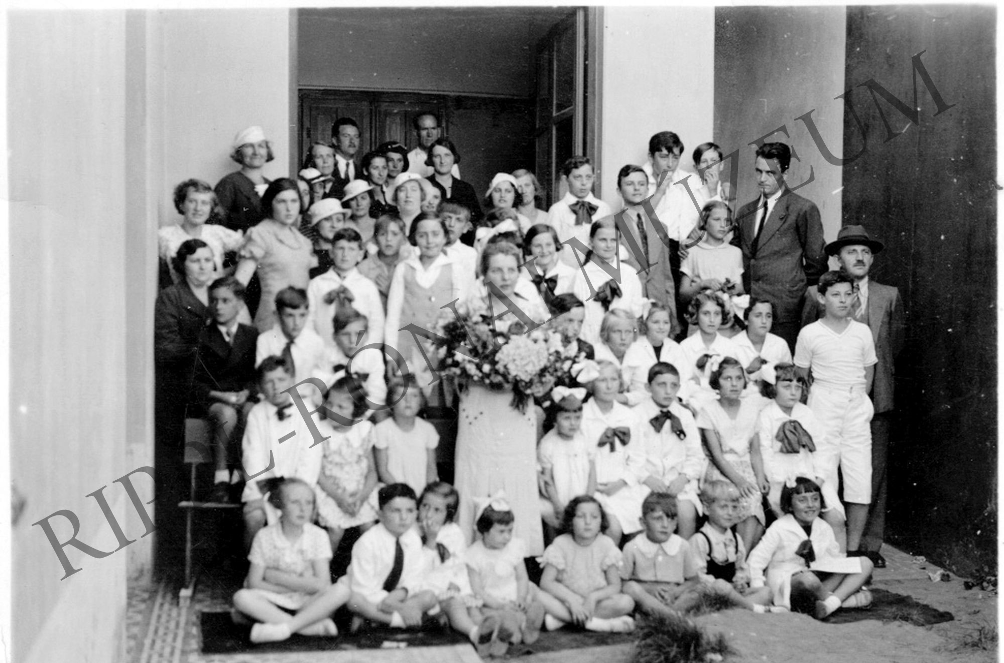 Az első eredményes vizsga a Magyar Gyerekek Iskolájában, Montevideóban - csoportkép a csarnokban (Rippl-Rónai Múzeum CC BY-NC-SA)