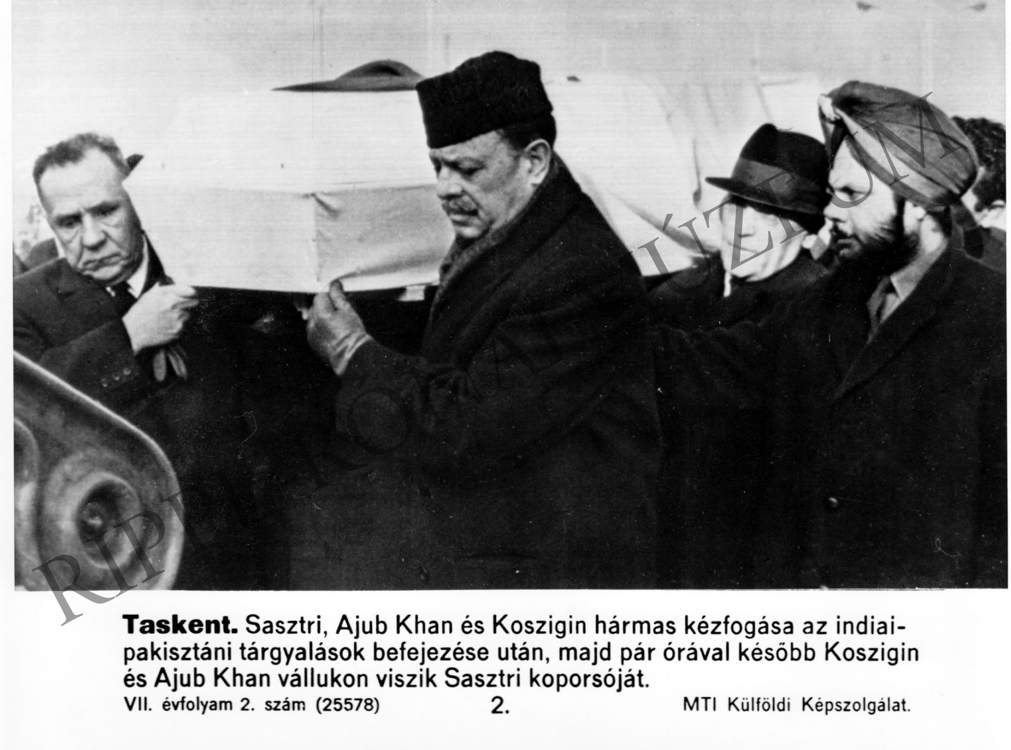 Az indiai-pakisztáni tárgyalások után pár órával Koszigin, Ajub Khan vállukon vitte Sasztrí koporsóját (Rippl-Rónai Múzeum CC BY-NC-SA)