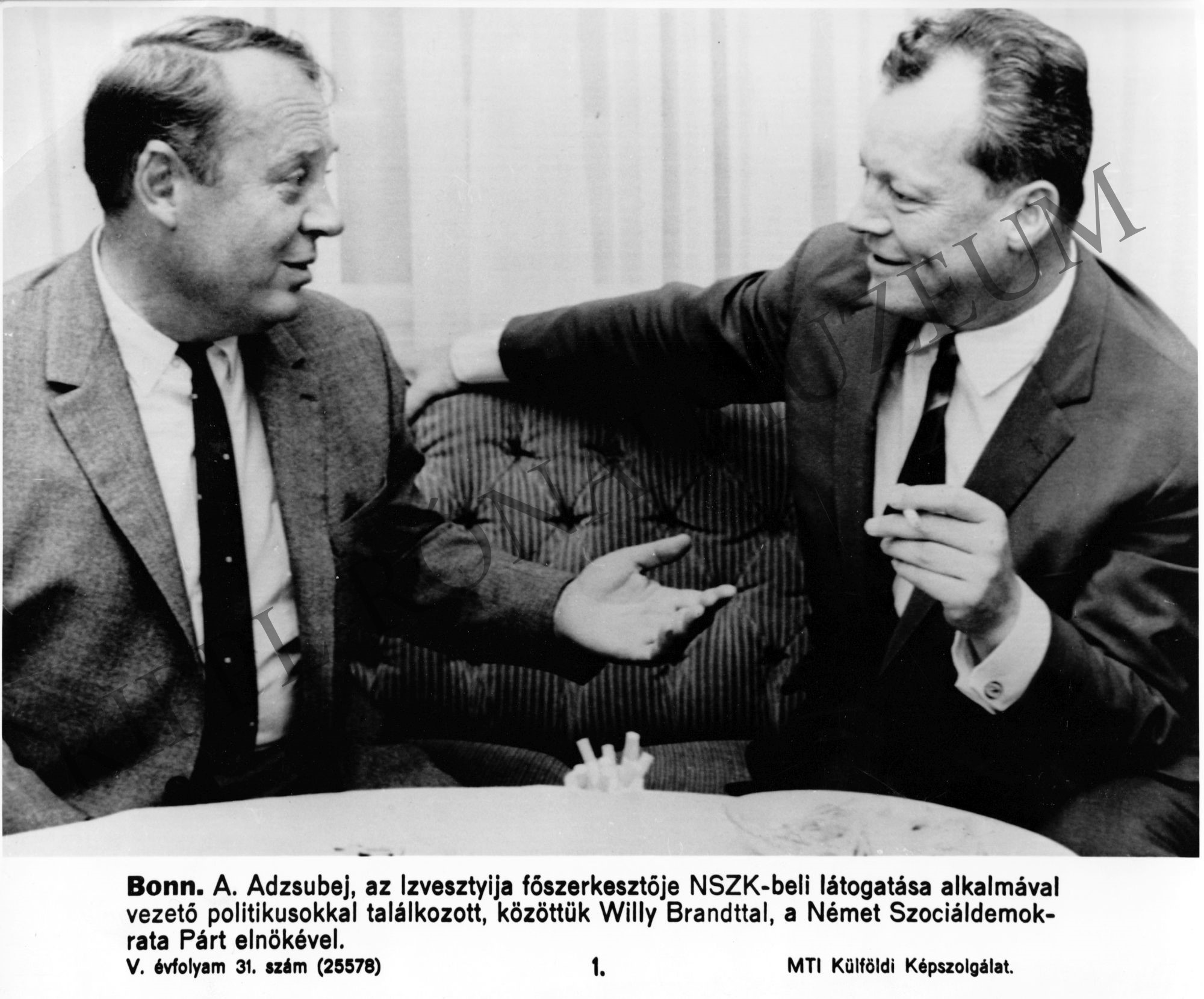 Az Izvesztyija főszerkesztője, A. Adzsubej Willy Brandttal, a Német Szociáldemokrata Párt elnökével Bonnban (Rippl-Rónai Múzeum CC BY-NC-SA)