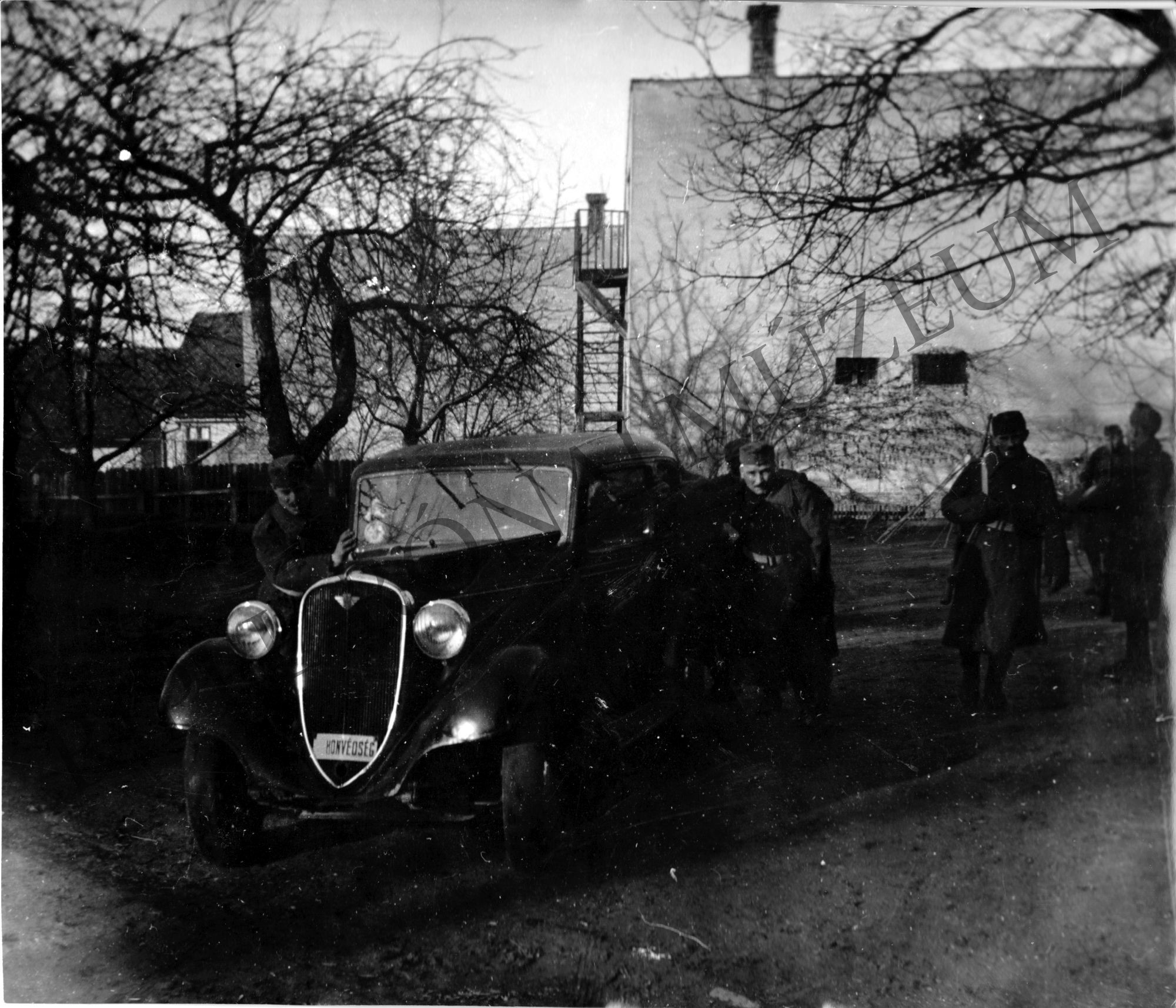 Az öreg DKW autót a katonák tolják valószínűleg az Anna utcai iskola udvarán (Rippl-Rónai Múzeum CC BY-NC-SA)