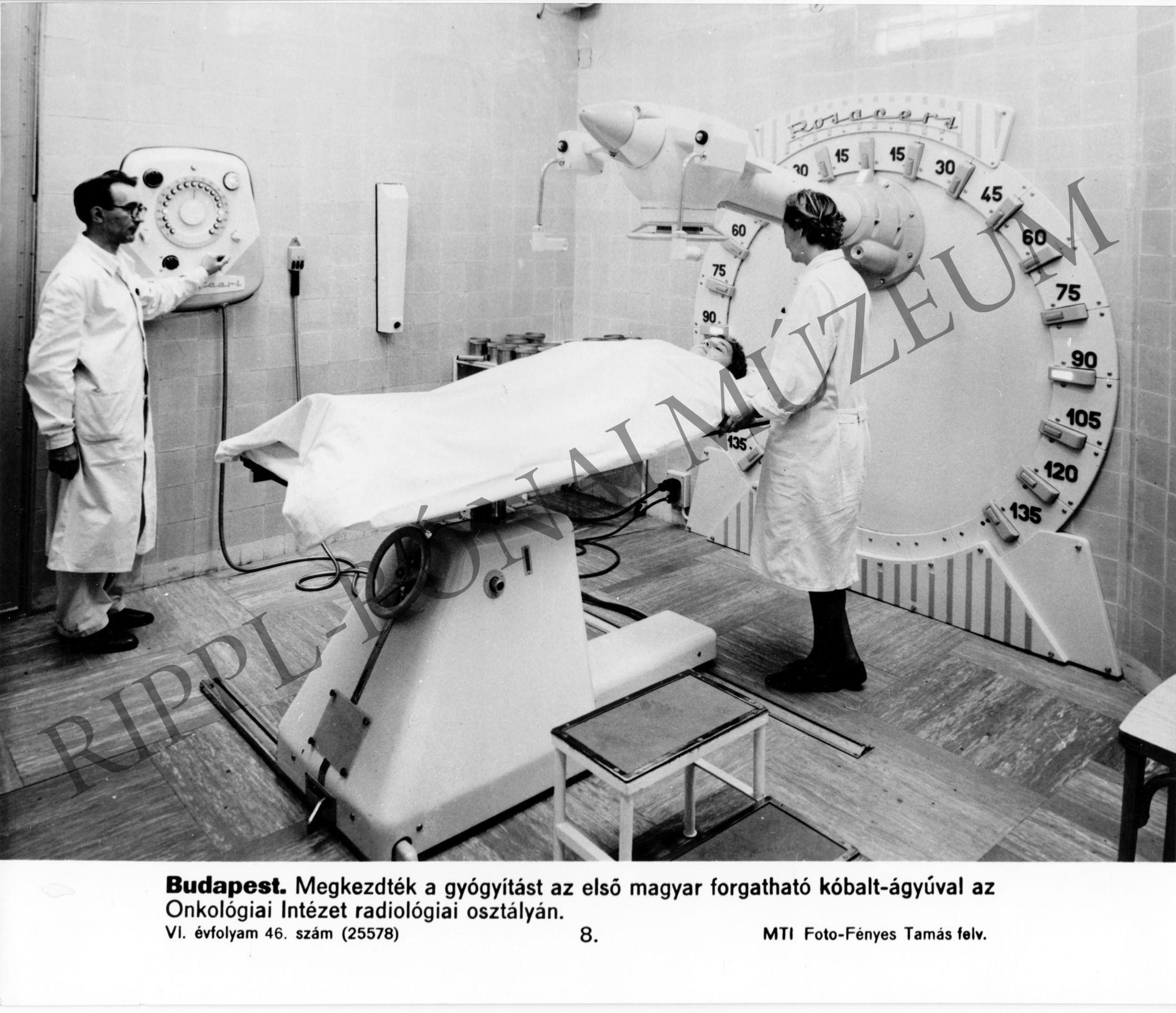 Az Onkológiai Intézet radiológiai osztályán forgatható kóbalt-ágyúval gyógyítanak (Rippl-Rónai Múzeum CC BY-NC-SA)