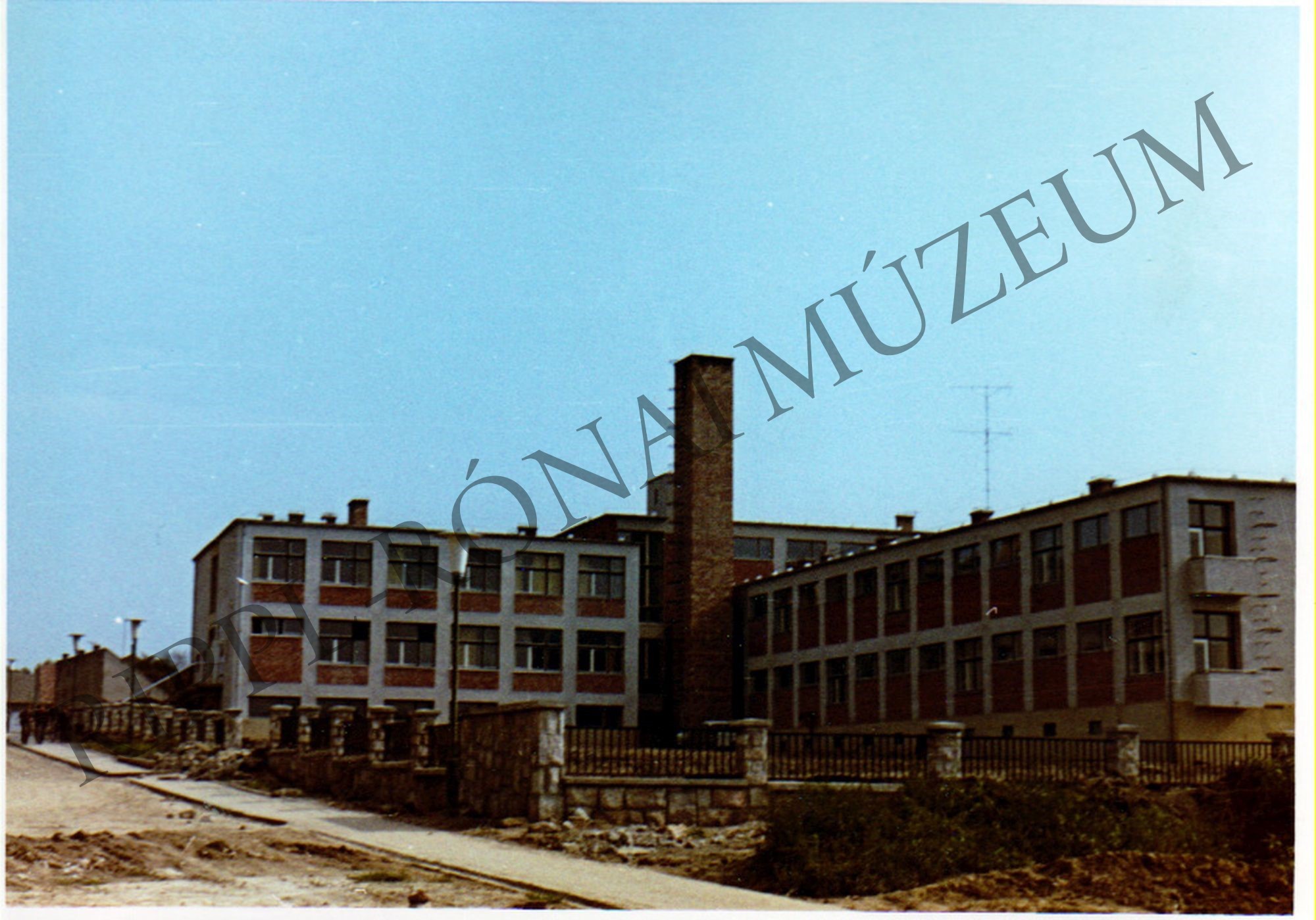 Az új általános iskola (a Krénusz) a lakótelepen (Rippl-Rónai Múzeum CC BY-NC-SA)