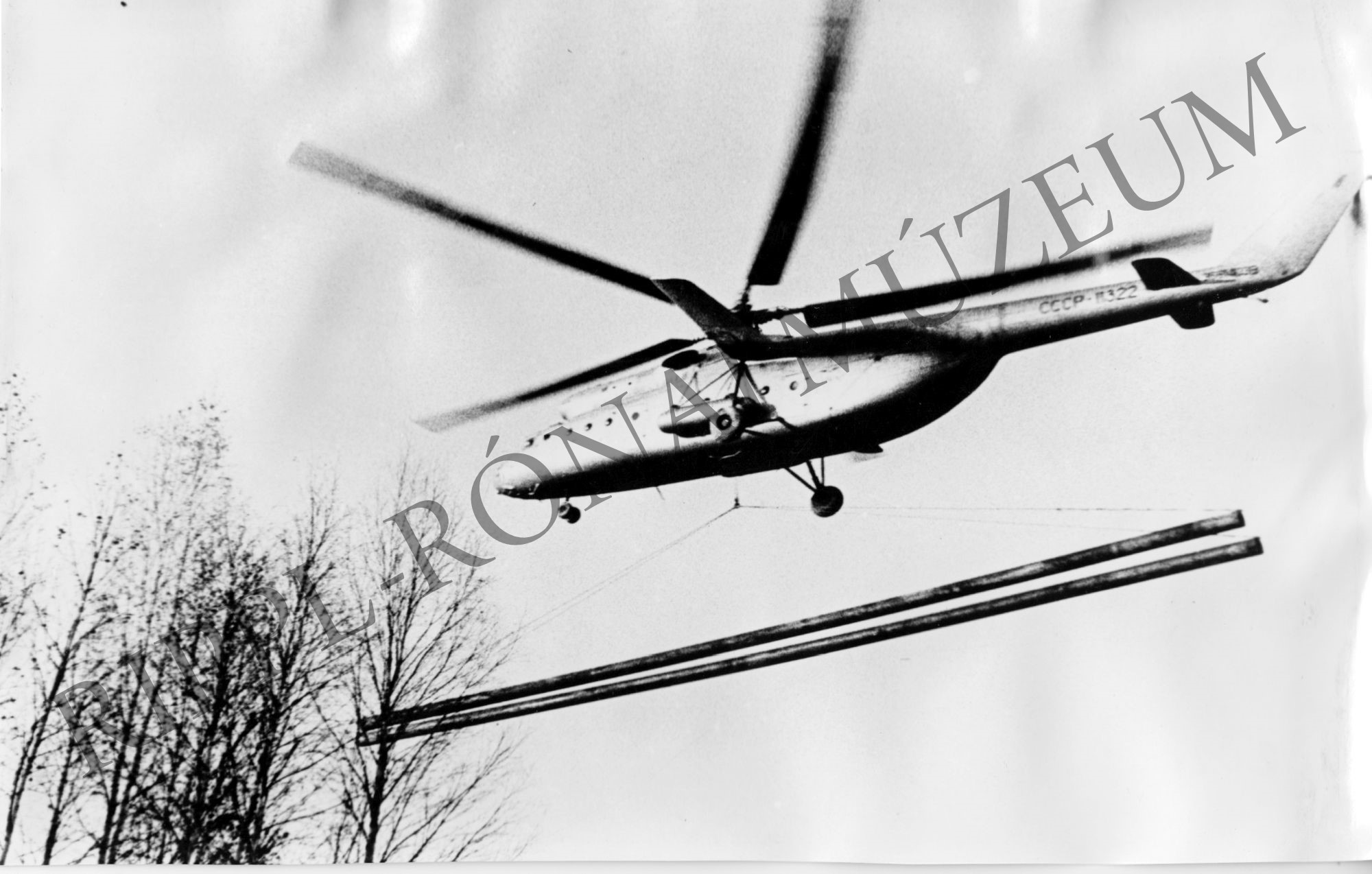 Az új olajmezők feltárásánál nagy segítséget nyújtanak a nagyteljesítményű, vascső szállításra is alkalmas helikopterek (Rippl-Rónai Múzeum CC BY-NC-SA)