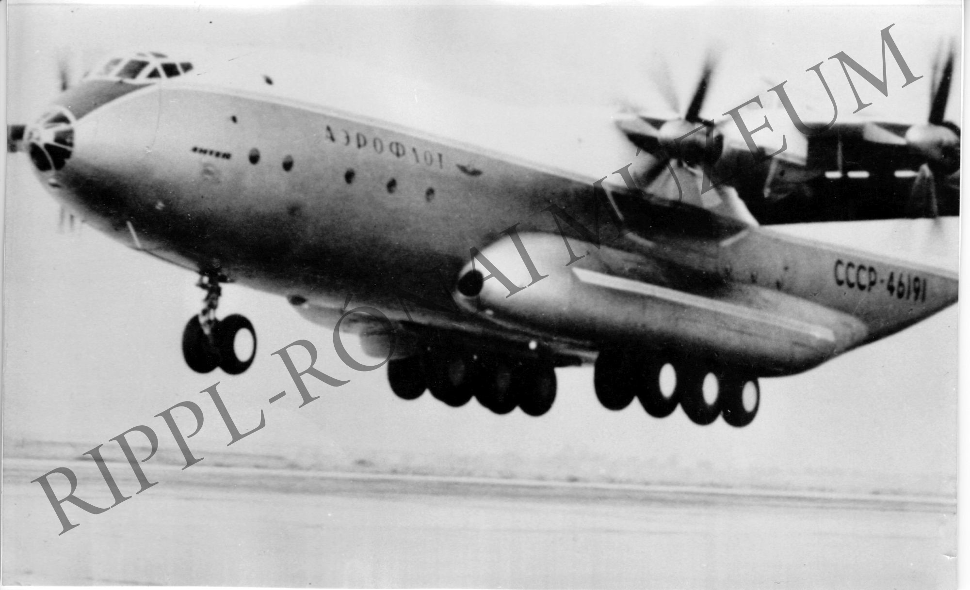 Az új, szovjet teherszállító repülőgép (Rippl-Rónai Múzeum CC BY-NC-SA)