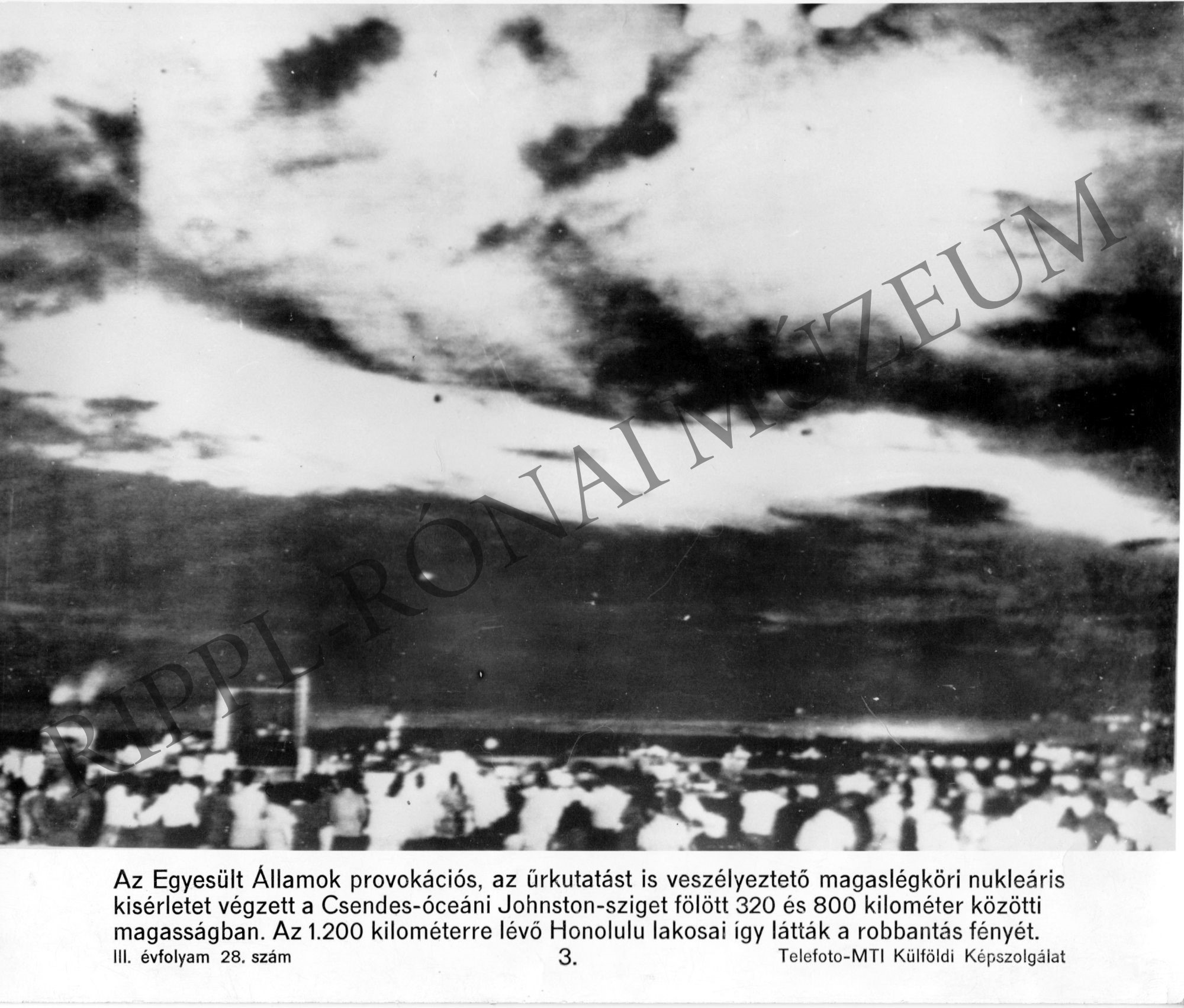 Az USA nukleáris kísérlete a Johnston-sziget felett Honoluluból szemlélve (Rippl-Rónai Múzeum CC BY-NC-SA)