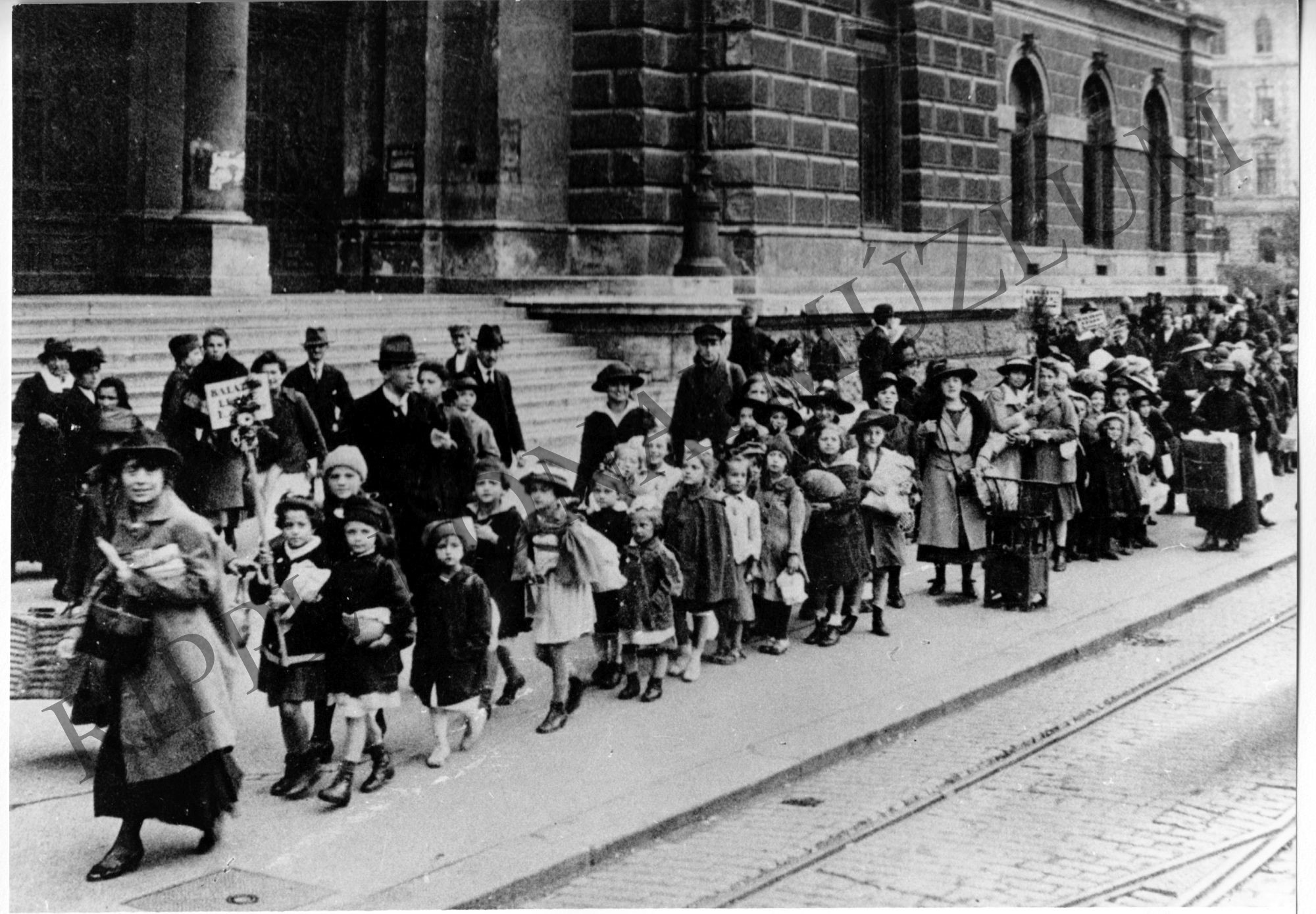 Balatonlellére induló proletárgyerekek a Keleti Pályaudvar előtt. 1919. (Rippl-Rónai Múzeum CC BY-NC-SA)