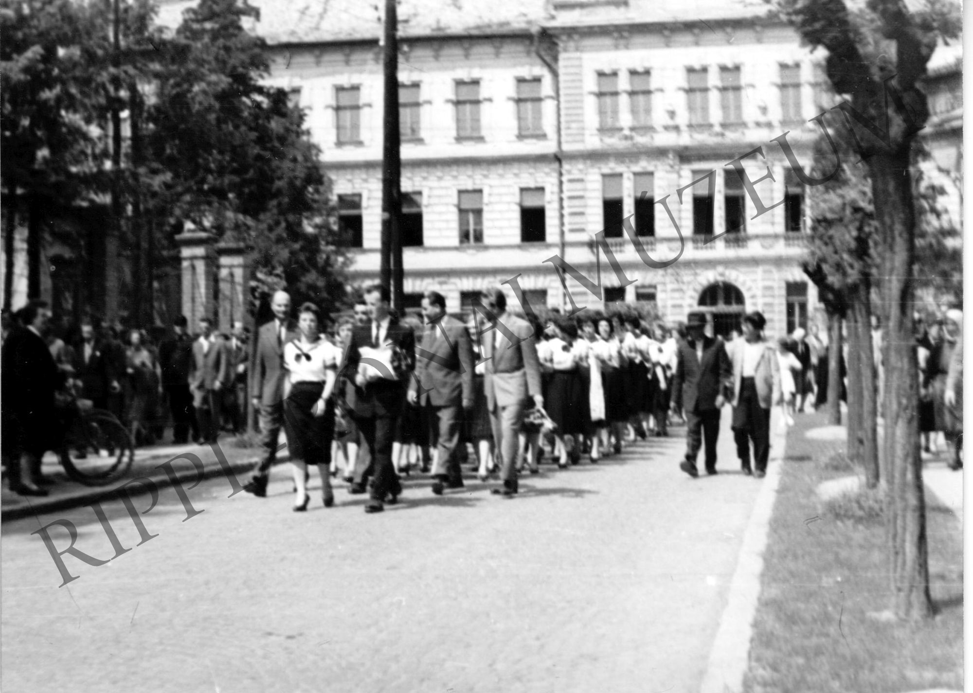 Ballagók a pártbizottságtól útban a megyei tanács felé (Rippl-Rónai Múzeum CC BY-NC-SA)