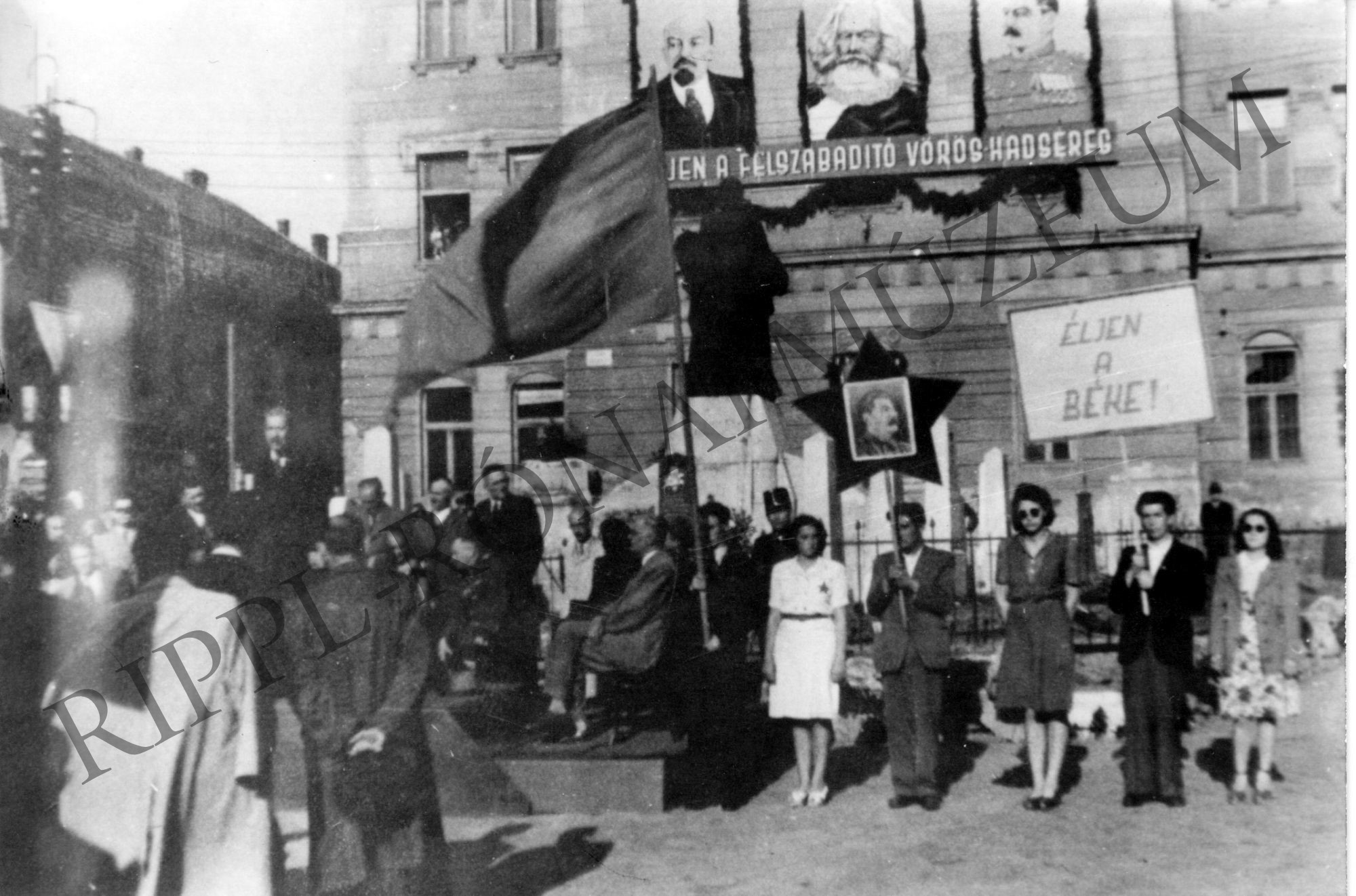 Békegyűlés a kaposvári Kossuth téren. 1945. május 9. (Rippl-Rónai Múzeum CC BY-NC-SA)