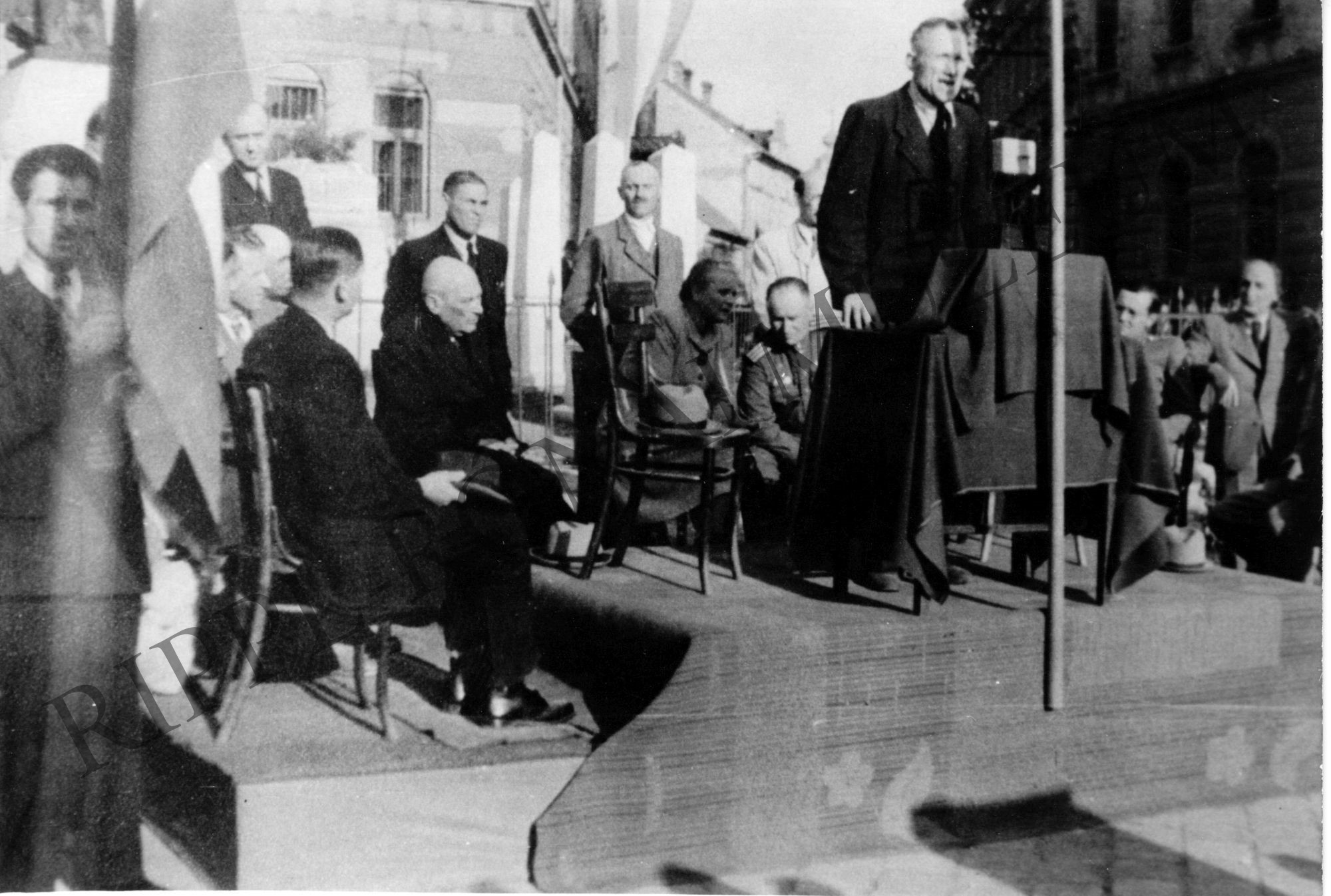 Békegyűlés a kaposvári Kossuth téren. 1945. május 9. (Rippl-Rónai Múzeum CC BY-NC-SA)