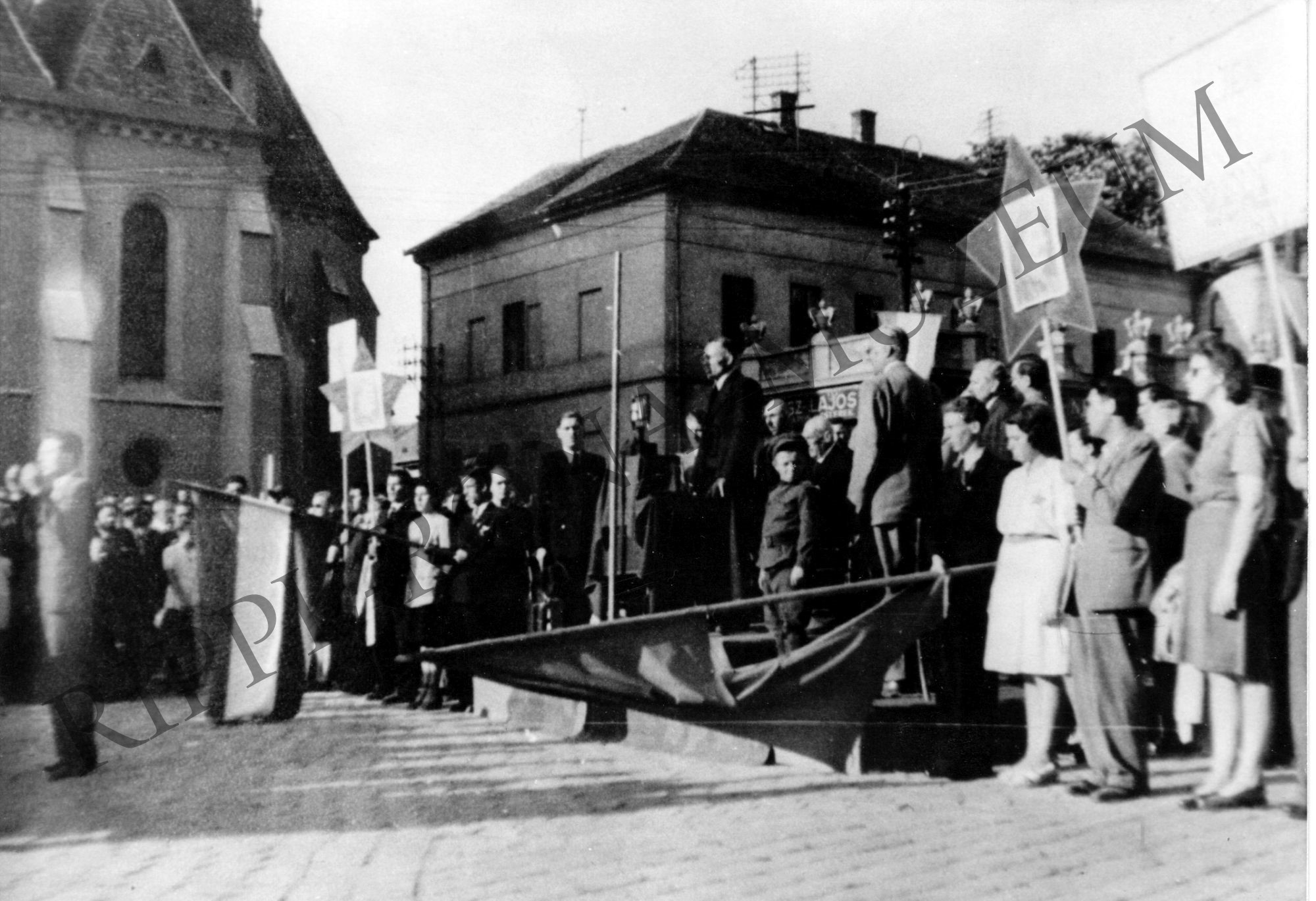 Békegyűlés a kaposvári Kossuth téren. 1945. május 9. A szónok: Élő Ferenc, MKP városi titkár (Rippl-Rónai Múzeum CC BY-NC-SA)