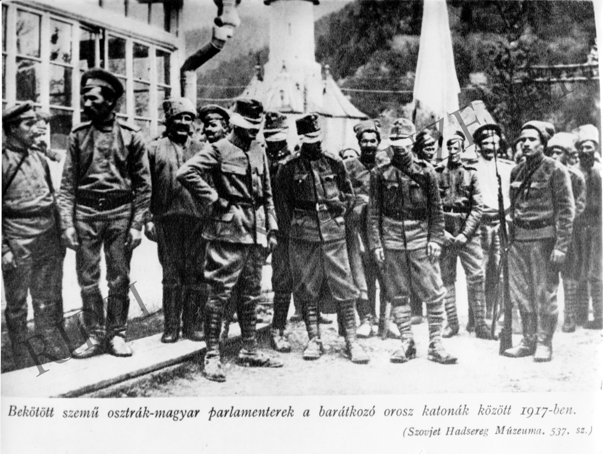 Bekötött szemű osztrák-magyar parlamenterek a barátkozó orosz katonák között 1917-ben (Rippl-Rónai Múzeum CC BY-NC-SA)