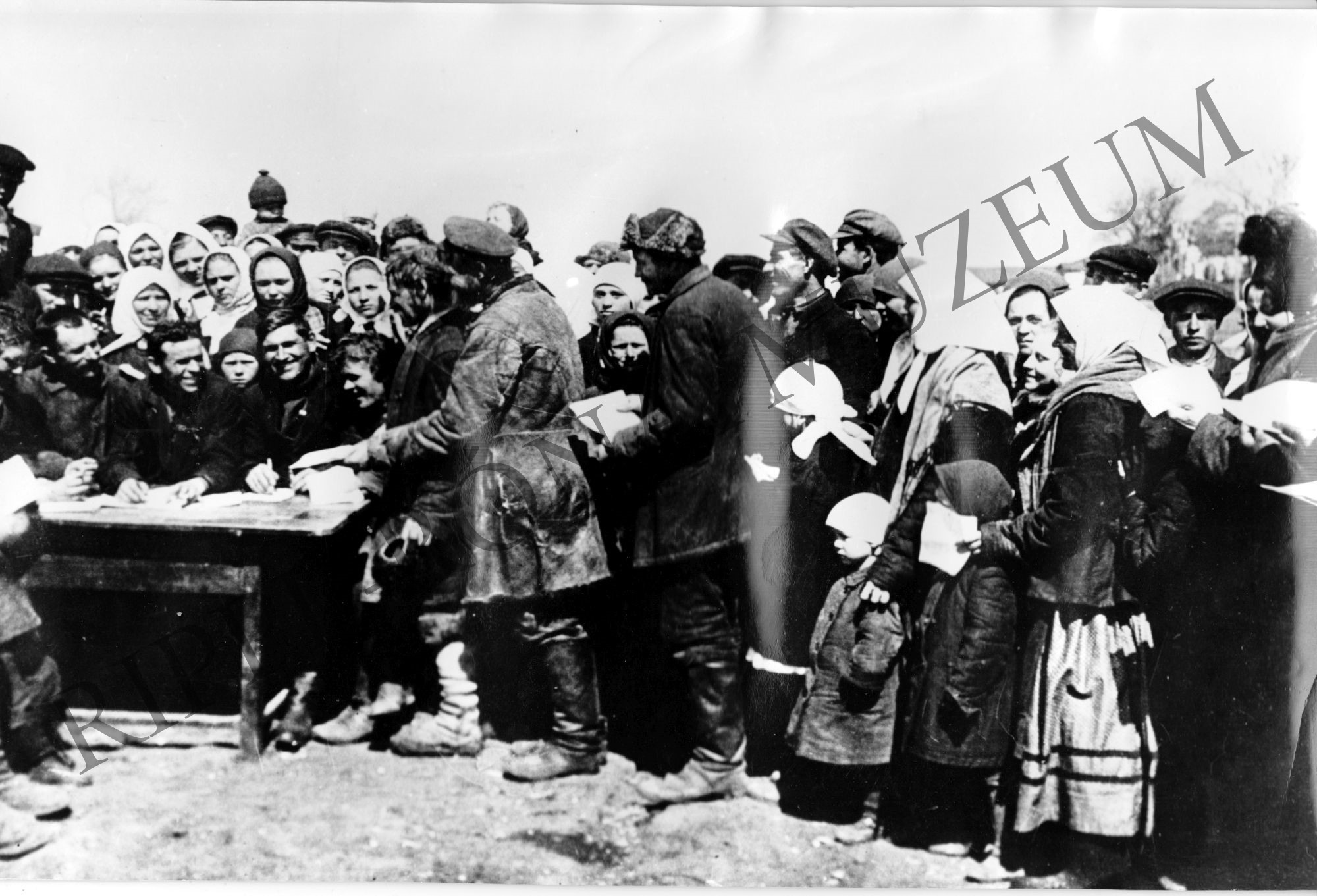 Belépési nyilatkozat aláírása a kolhoz szervezése során (Rippl-Rónai Múzeum CC BY-NC-SA)