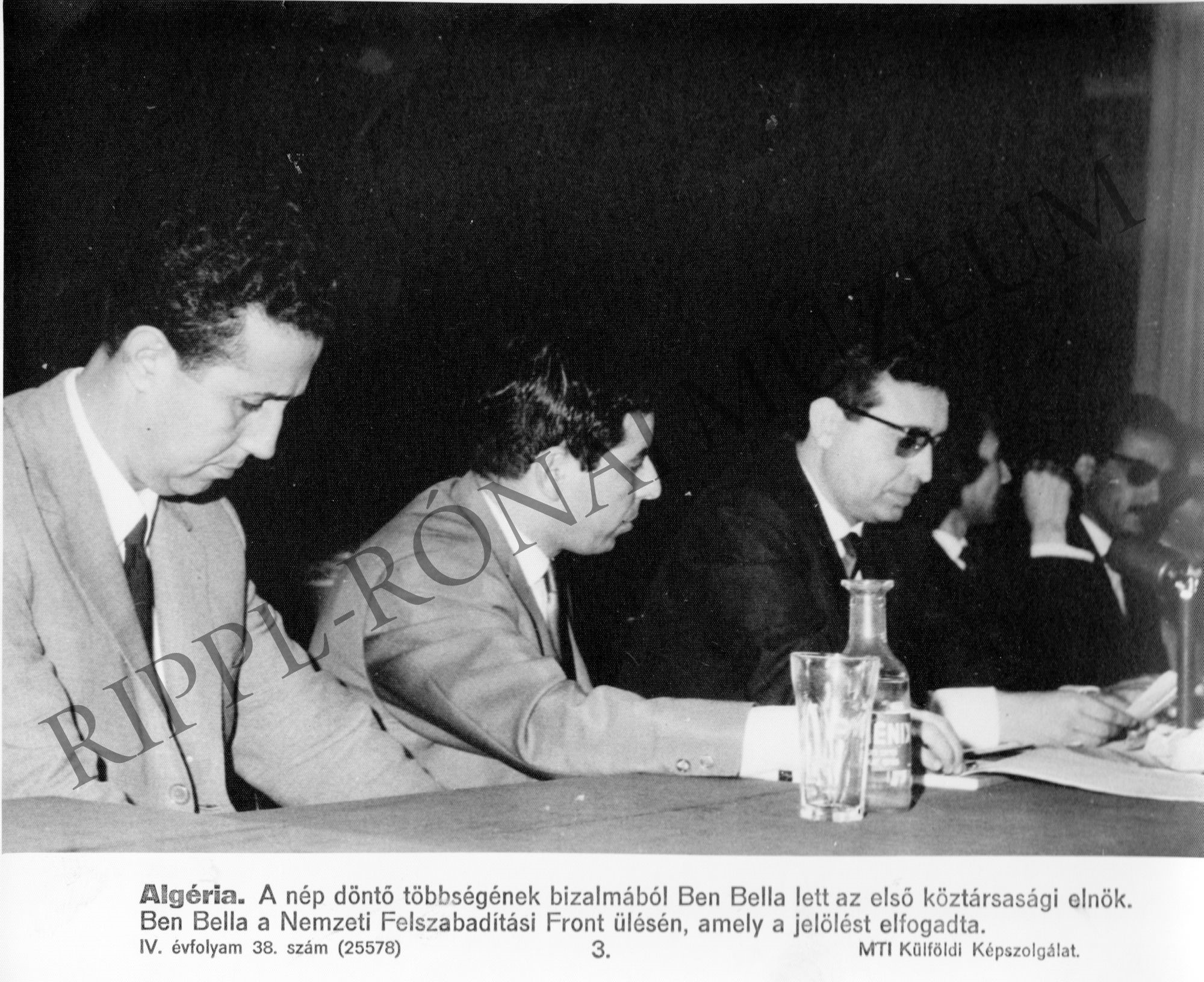 Ben Bella, az első algériai köztársasági elnök a Nemzeti Felszabadítási Front ülésén, amely e posztra jelölte őt (Rippl-Rónai Múzeum CC BY-NC-SA)