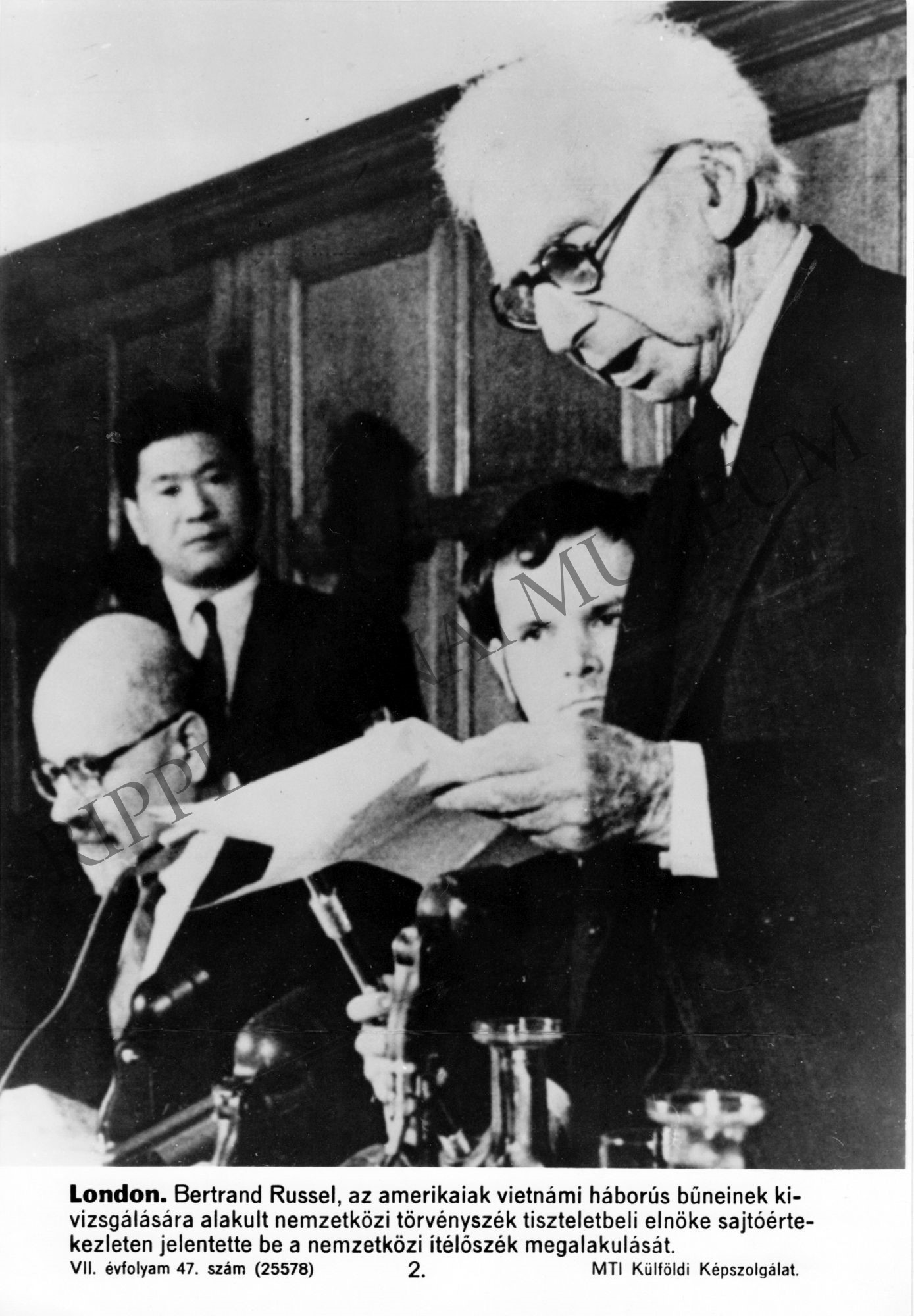 Bertrand Russel, az amerikaiak vietnámi háborús bűneinek kivizsgálására alakult nemzetközi törvényszék tb. elnöke sajtóértekezleten bejelentette a szervezet meg (Rippl-Rónai Múzeum CC BY-NC-SA)