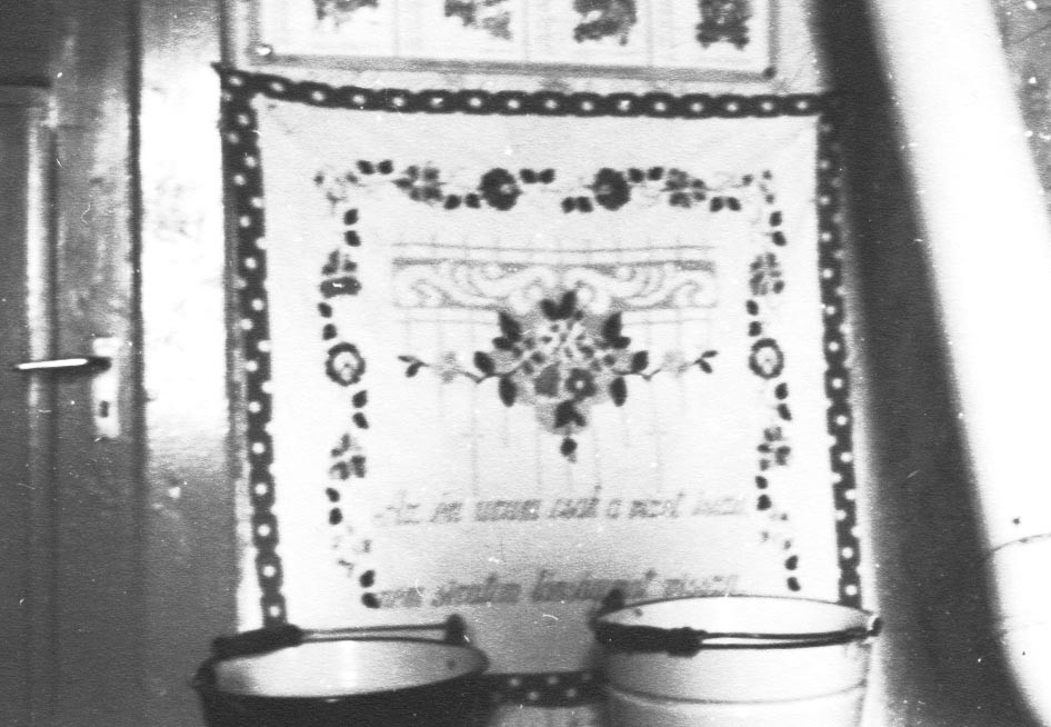 Bite Istvánné konyhája, Falvédő a vizespad mögött (Rippl-Rónai Múzeum CC BY-NC-ND)