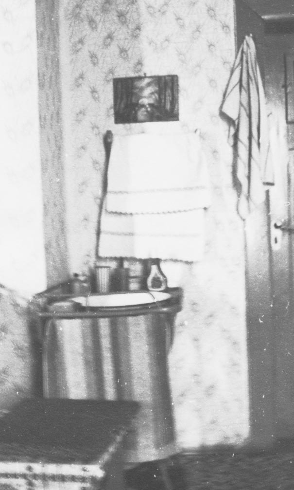Bite Istvánné konyhája, mosdó törölközőtartóval (Rippl-Rónai Múzeum CC BY-NC-ND)