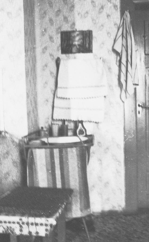 Bite Istvánné konyhája, mosdó törölközőtartóval (Rippl-Rónai Múzeum CC BY-NC-ND)