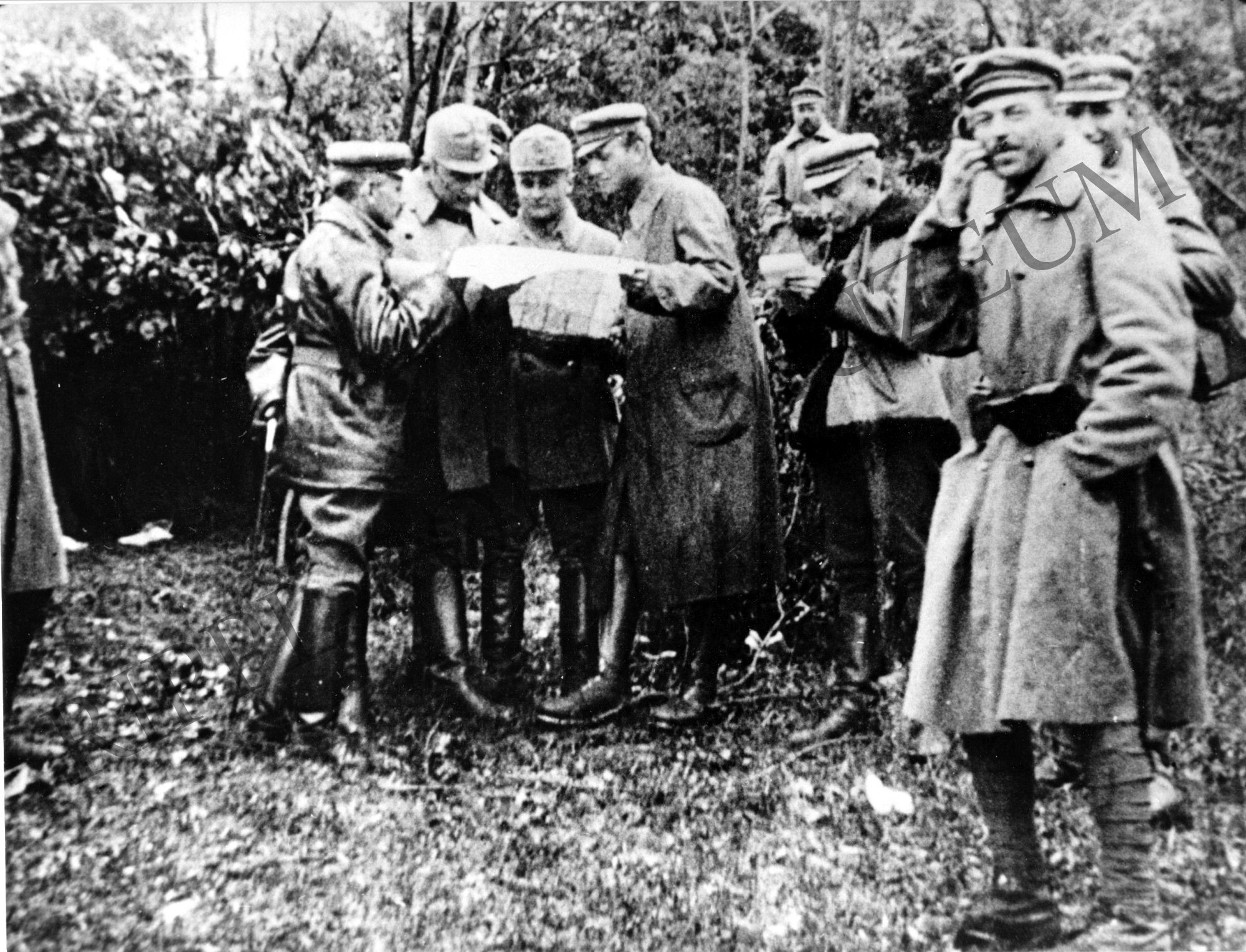 Böhm Vilmos haditanácsot tart a fronton - 1919. május (Rippl-Rónai Múzeum CC BY-NC-SA)